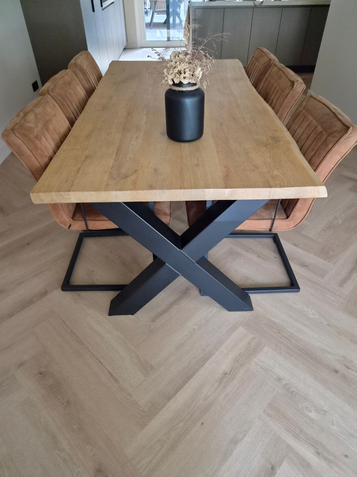 Boomstamtafel met 6 cognac stoelen en zwarte X-poten, Huis en Inrichting, Ophalen, Gebruikt, 200 cm of meer, 50 tot 100 cm