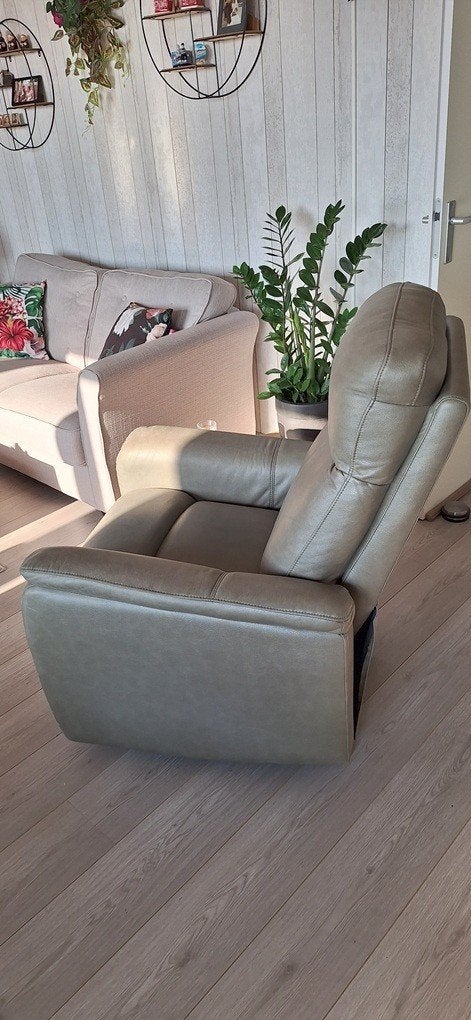 comfortabele relaxfauteuil met elektrisch bediening, Ophalen, Zie foto, Zo goed als nieuw, 50 tot 75 cm