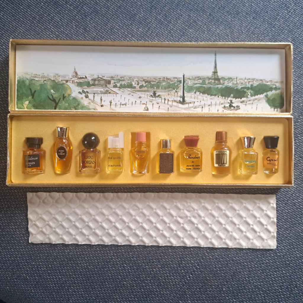Oude verzamel doos parfumflesjes miniatuur Paris, Ophalen of Verzenden, Miniatuur