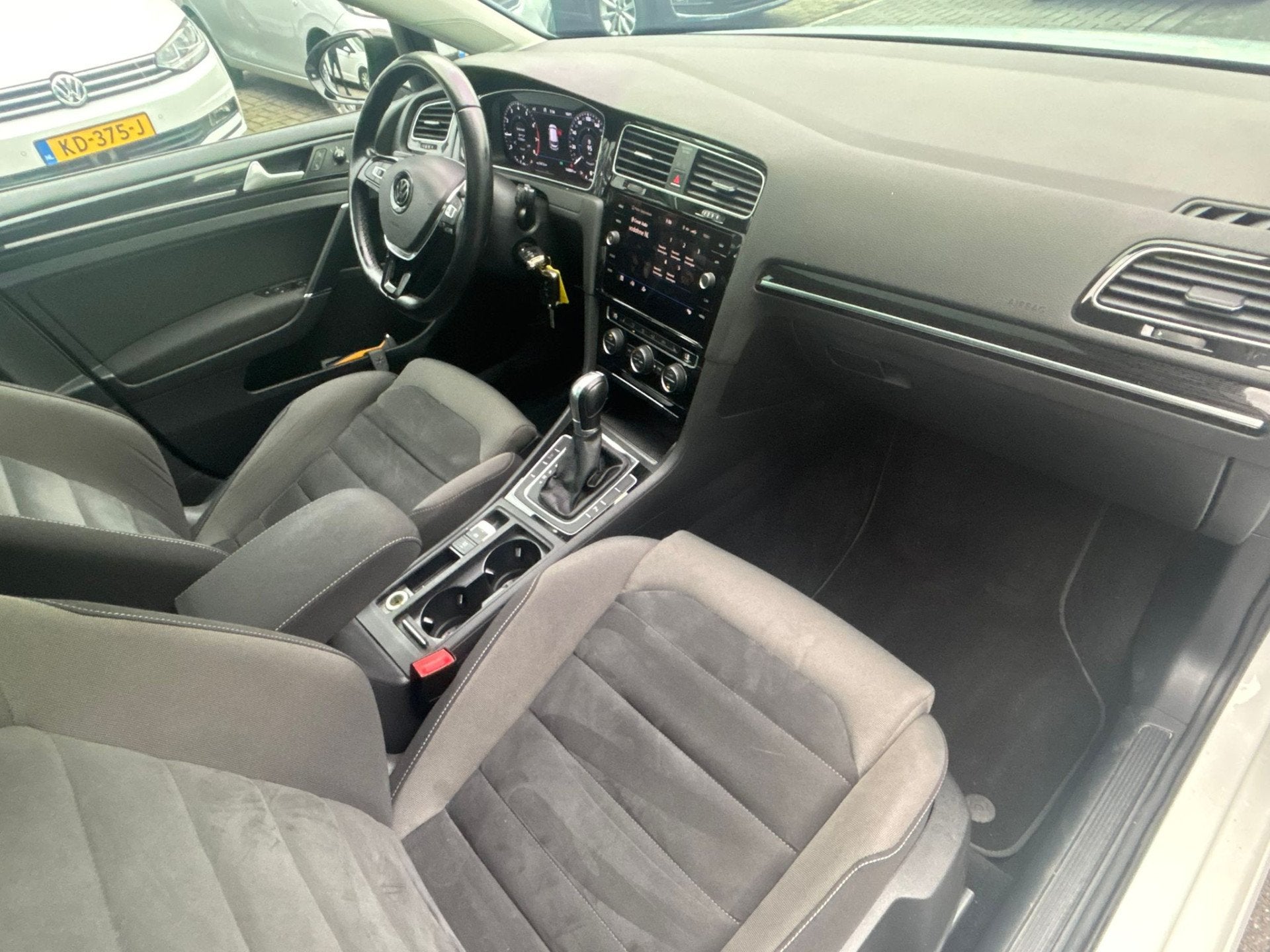 Volkswagen Golf 1.5 TSI HIGHLINE BUSINESS R AUTOMAAT 7-TRAPS, Dealer onderhouden, 4 cilinders, 150 pk, Alcantara