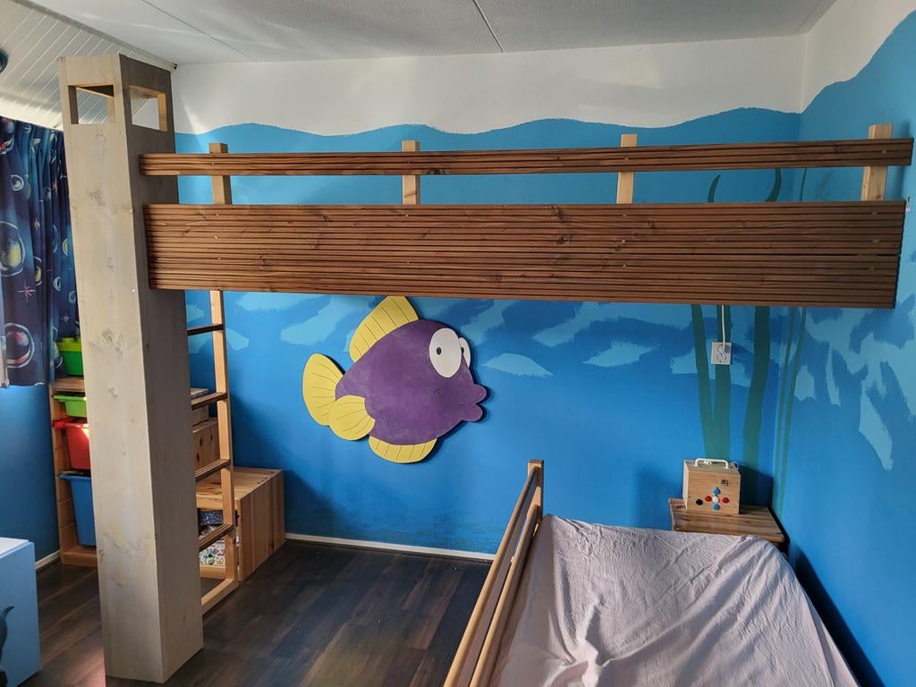 Houte zelfgemaakte kinderbed met hoogslaper, Ophalen, Hoogslaper