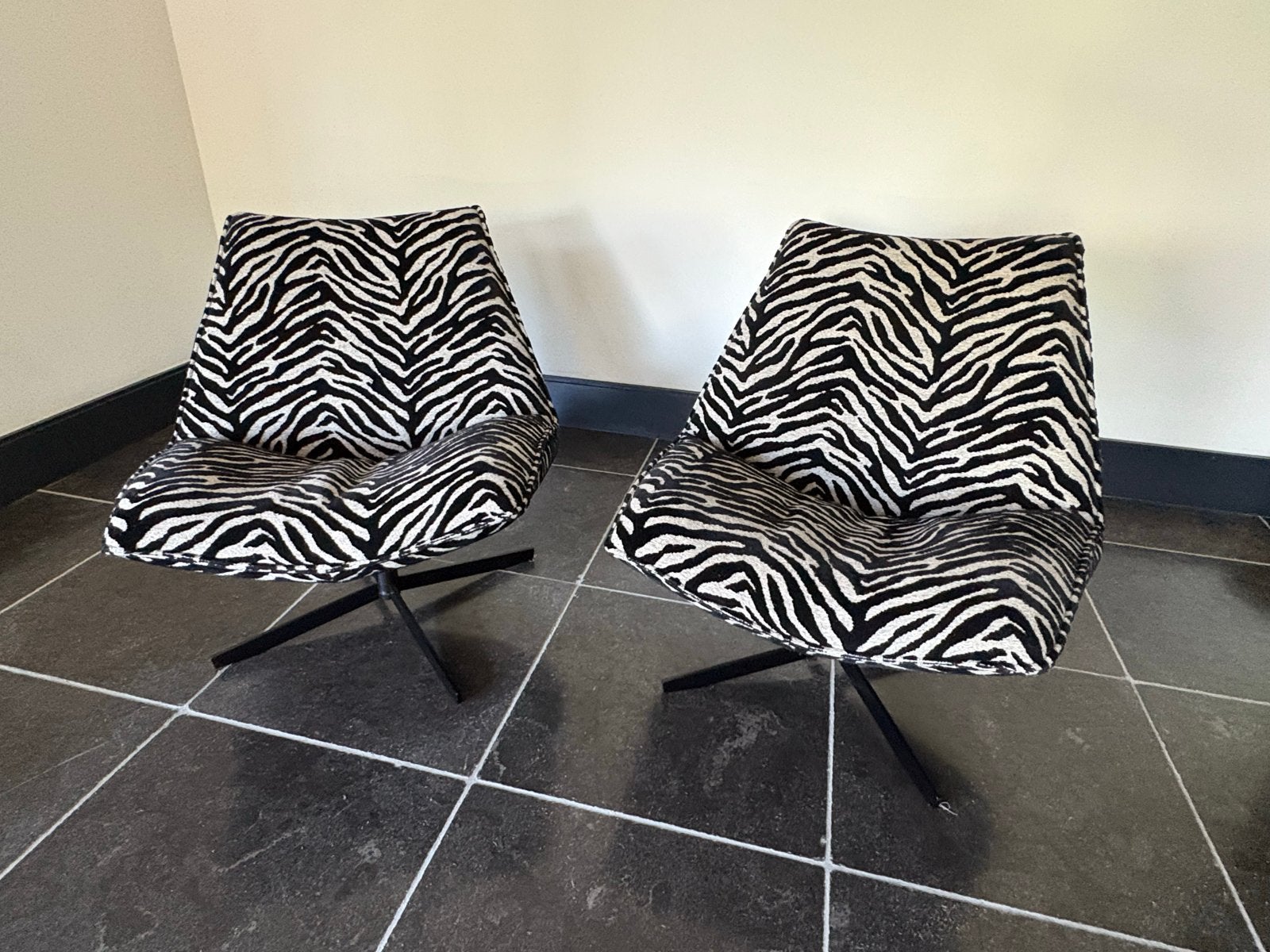 Twee draaifauteuils met zebraprint, Ophalen, Twee, Zwart, Zo goed als nieuw