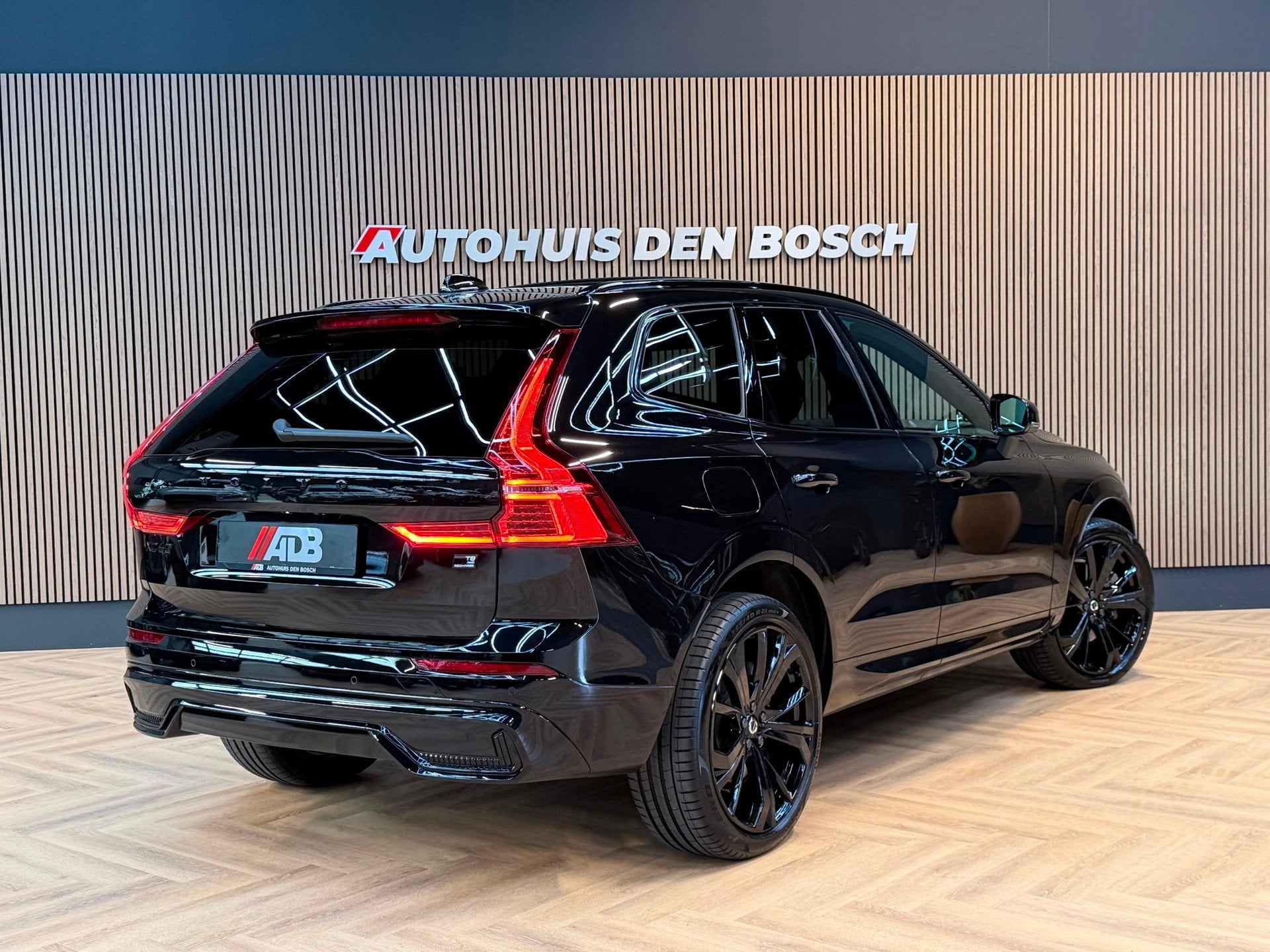 Volvo XC60 2.0 T8 Plug-in hybrid AWD Ultra Black Long Range, Automaat, Dealer onderhouden, Gebruikt, 4 cilinders