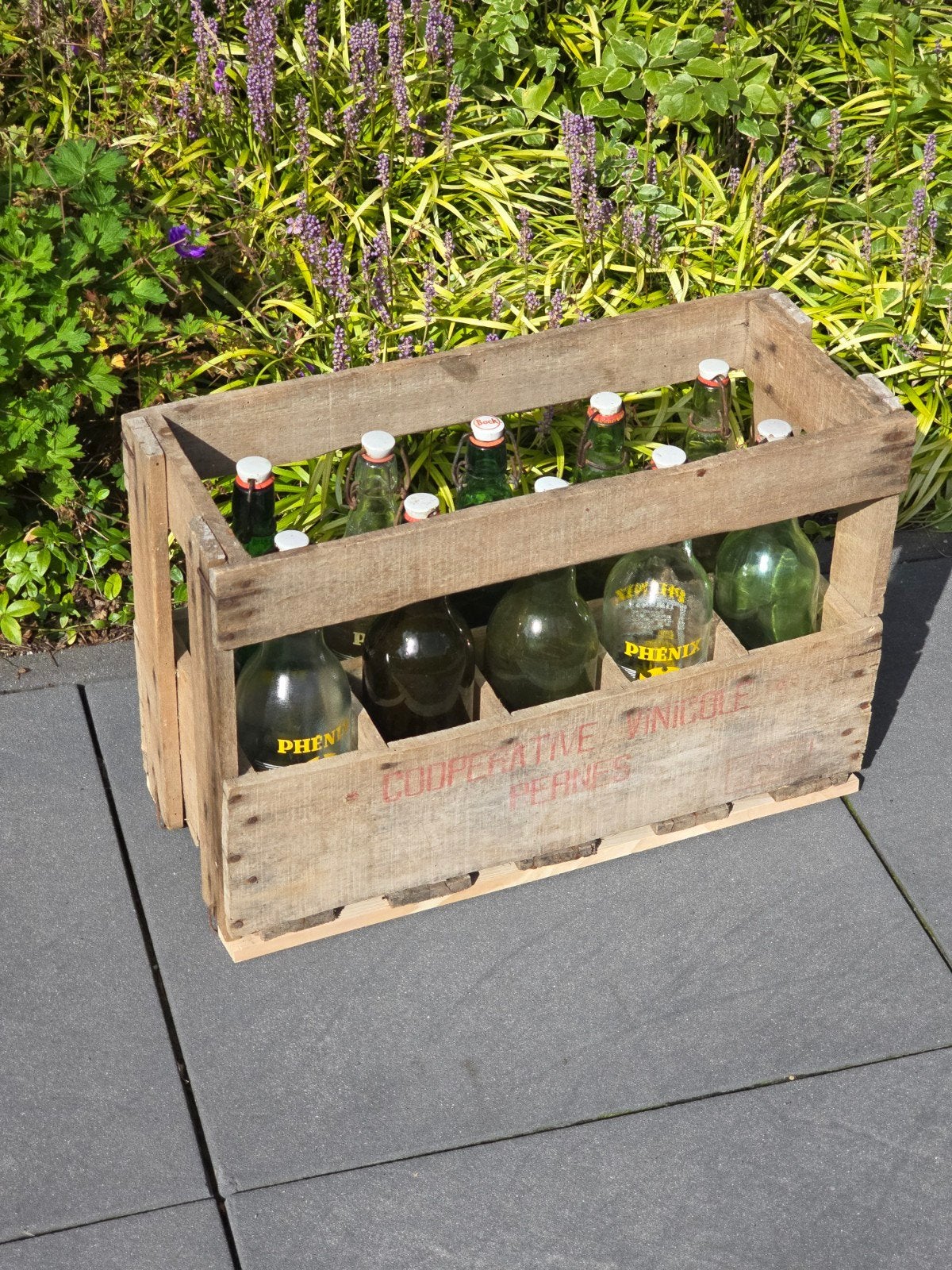 antieke flessenkrat met flessen Coopération Vinicole de Pern, Ophalen