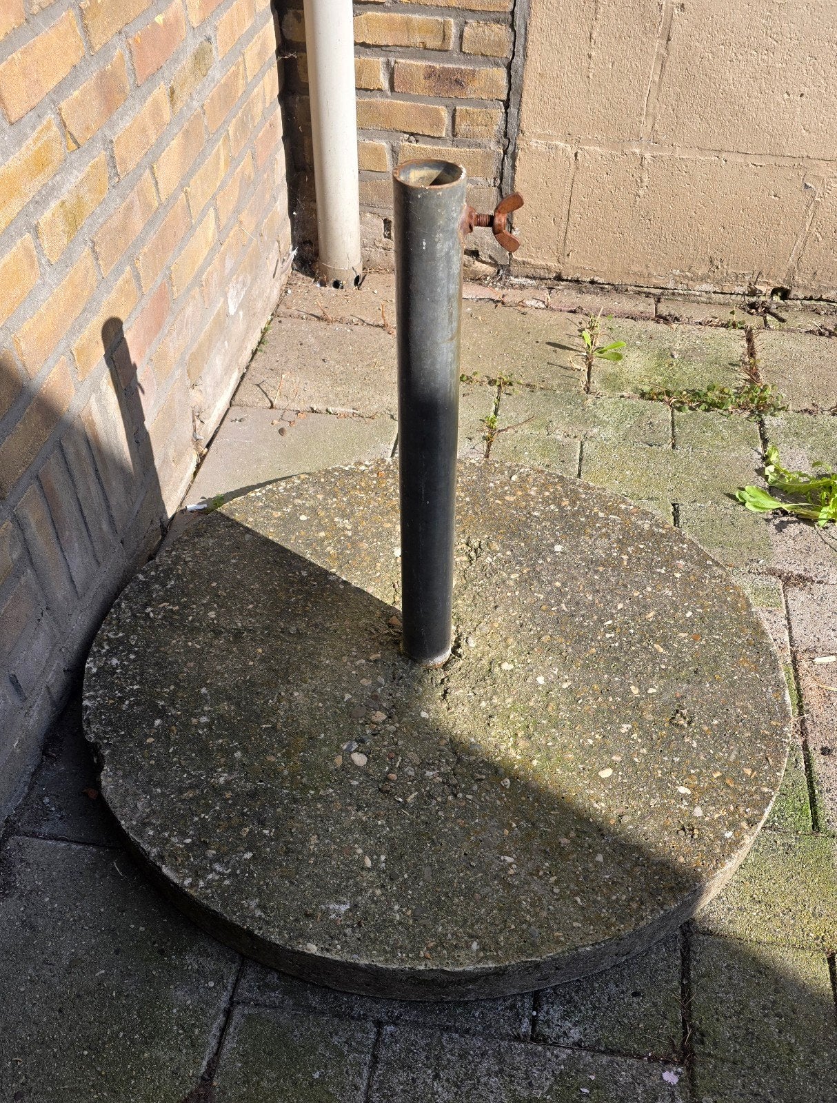 GRATIS!!!! Stevige zware parasol/droogmolenvoet van beton, Tuin en Terras, Ophalen, Gebruikt, Minder dan 1 meter, Parasolvoet