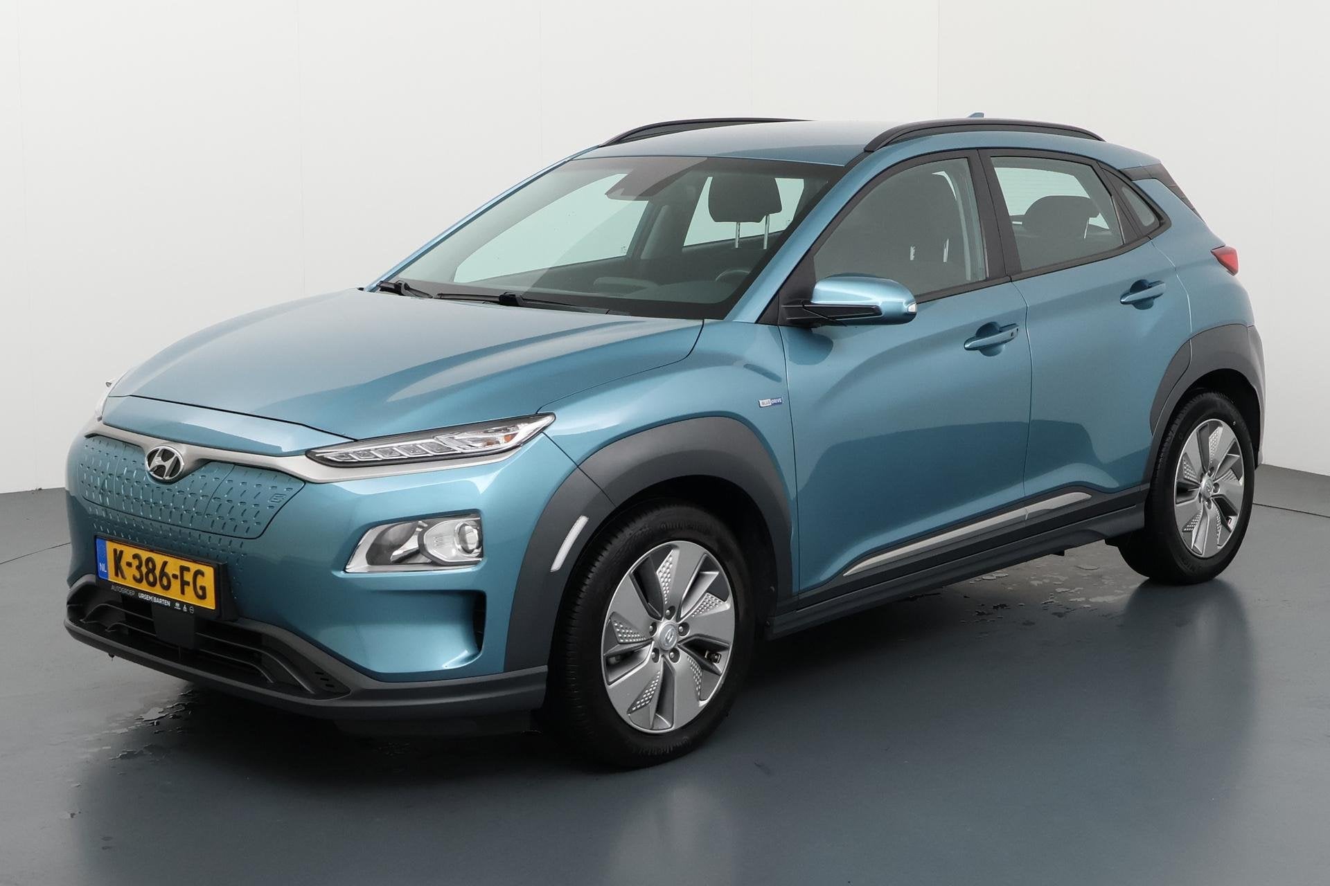 Hyundai Kona EV Comfort 64 kWh Sereen elektrisch rijden in e, Auto's, Stof, Gebruikt, Blauw, Origineel Nederlands