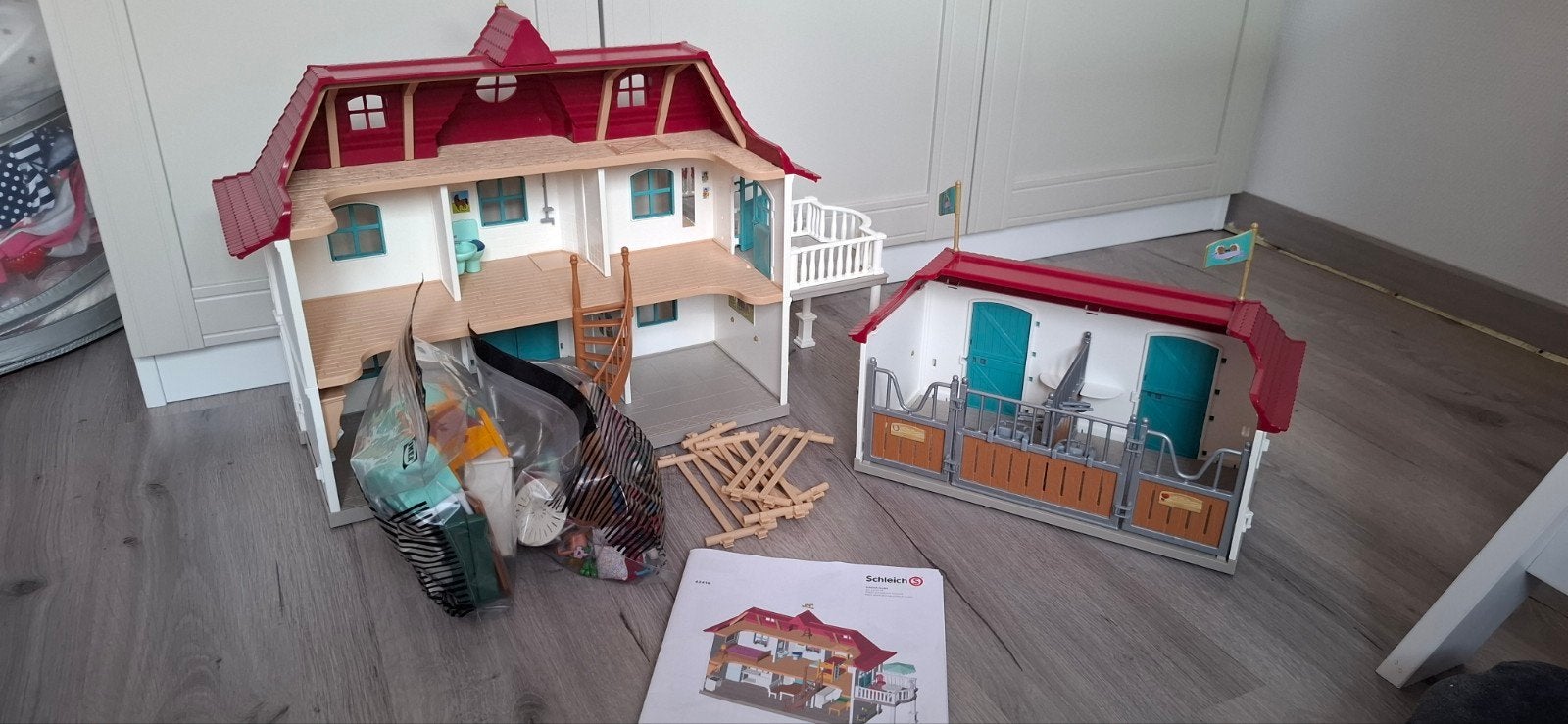 42416 Schleich Paardenstal en Huis - Compleet Set, Ophalen, Zo goed als nieuw