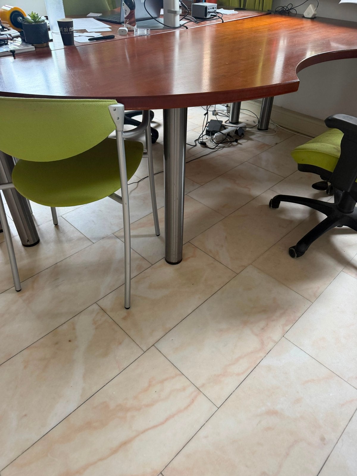 Meerdere massief houten bureau’s met metalen poten, Huis en Inrichting, Bureaus, Ophalen, Gebruikt, 219 cm, Hout