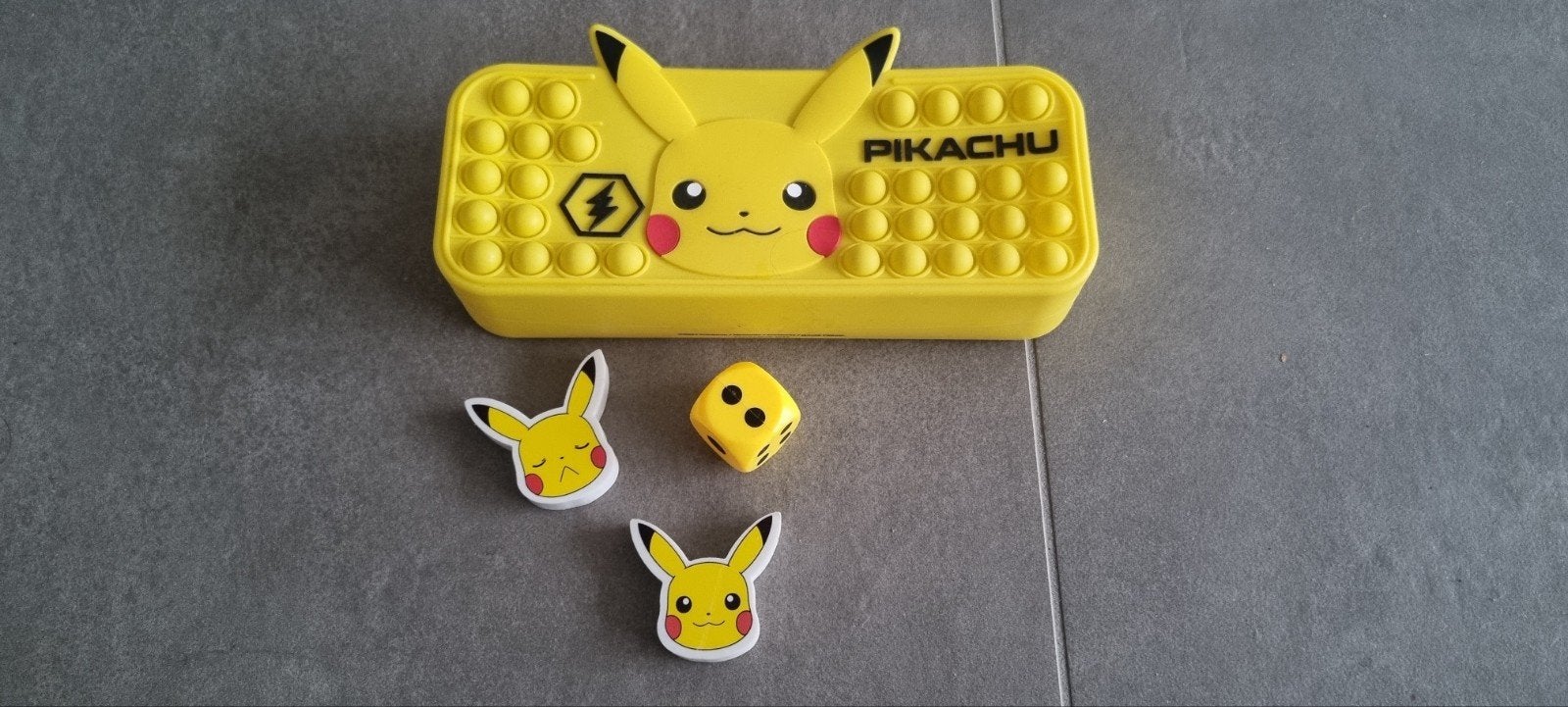 Pokemon Pikachu pop-it etui met 2x gum en dobbelsteen, Ophalen of Verzenden