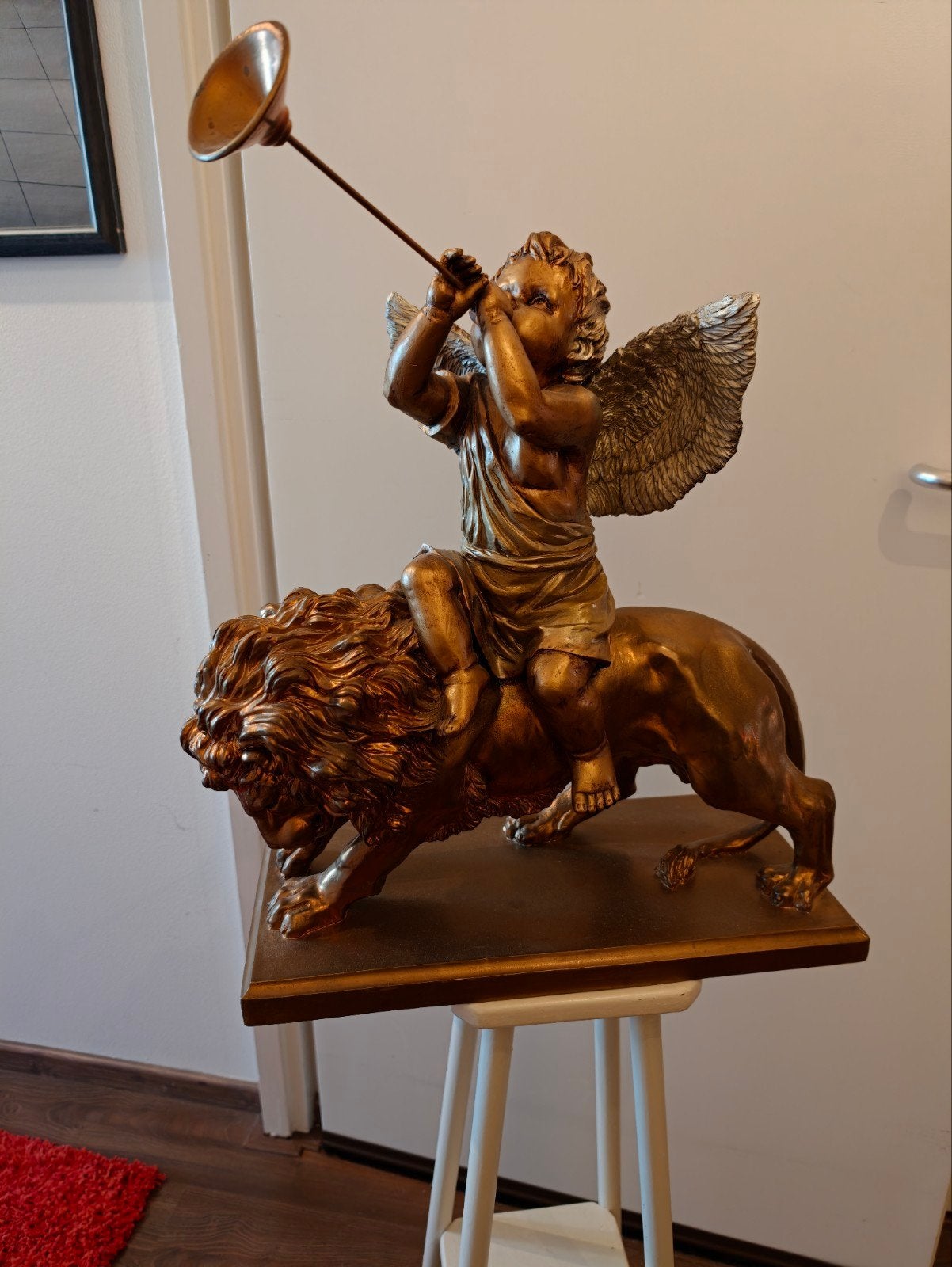Goudkleurig Putti op Leeuw met Trompet  Decoratief Sculptuu, Ophalen of Verzenden