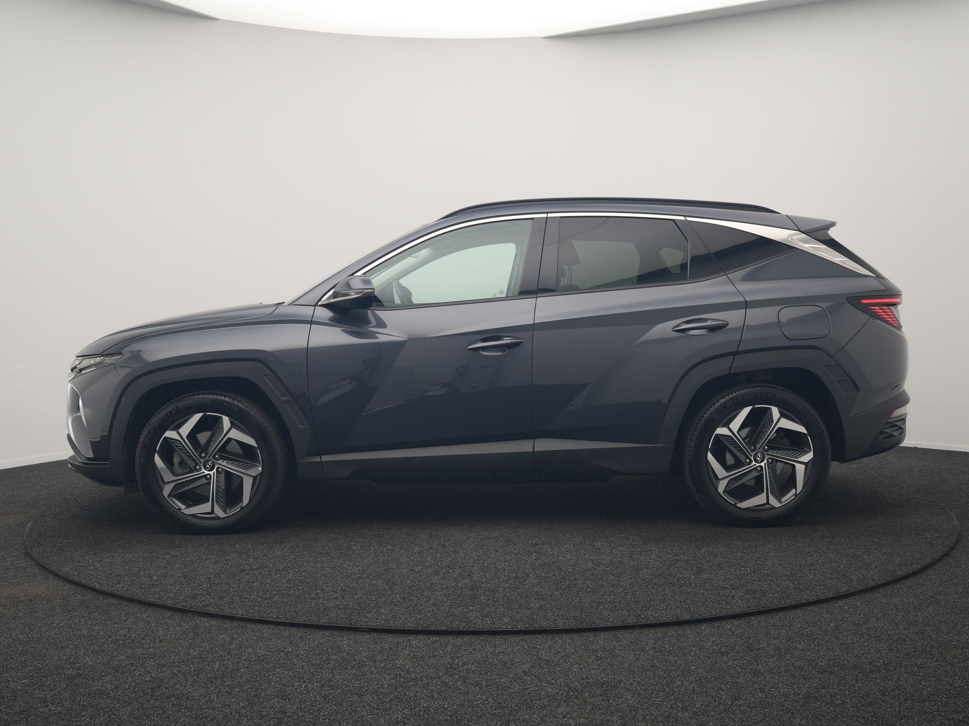 Hyundai Tucson 1.6 T-GDI Comfort 4WD PHEV 265pk Dealer O.H |, Auto's, Automaat, Stof, Gebruikt, Zwart