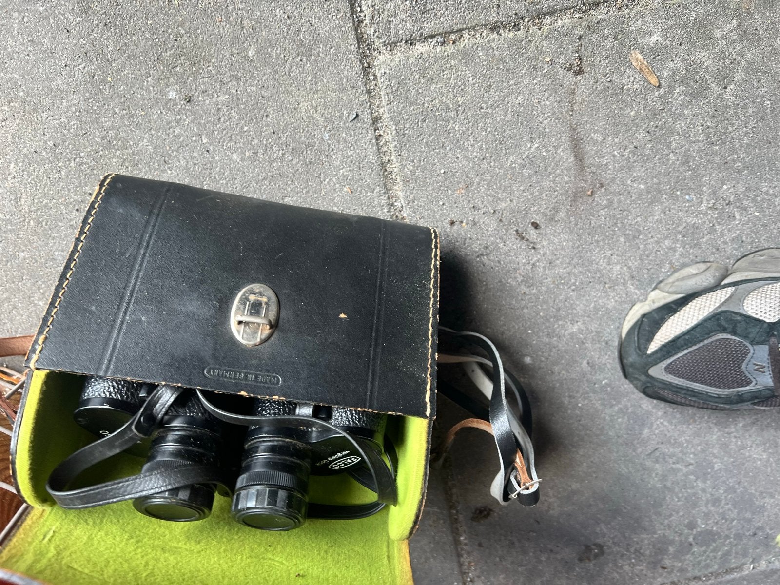 Vintage Falco 10x50 verrekijker met leren tas, Gebruikt, 8 tot 12x, Met hoes of tas, Porro (met knik)