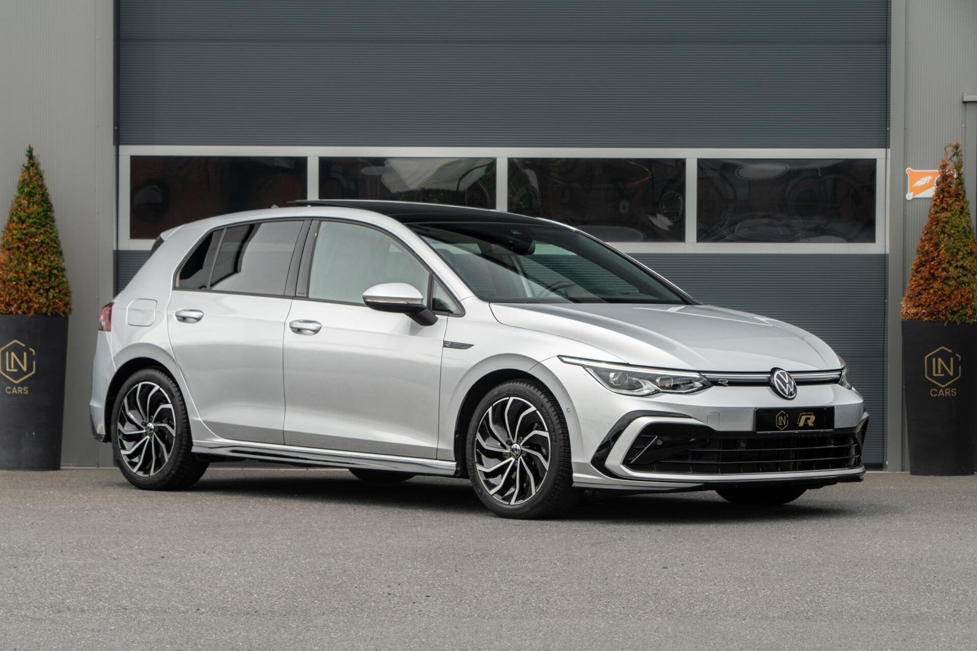 Volkswagen Golf 1.5 eTSI R-Line | Pano | DAB | HUD | Camera, 4 cilinders, Met garantie (alle), Bedrijf, Golf