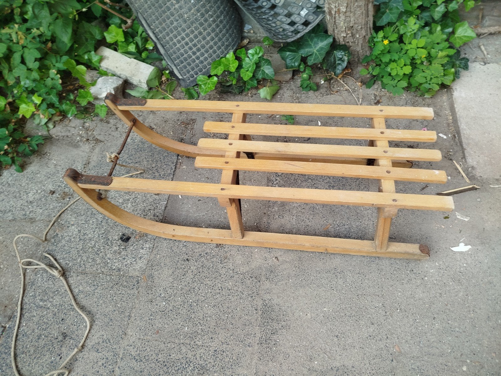 Houten slee met trekkoord, Ophalen