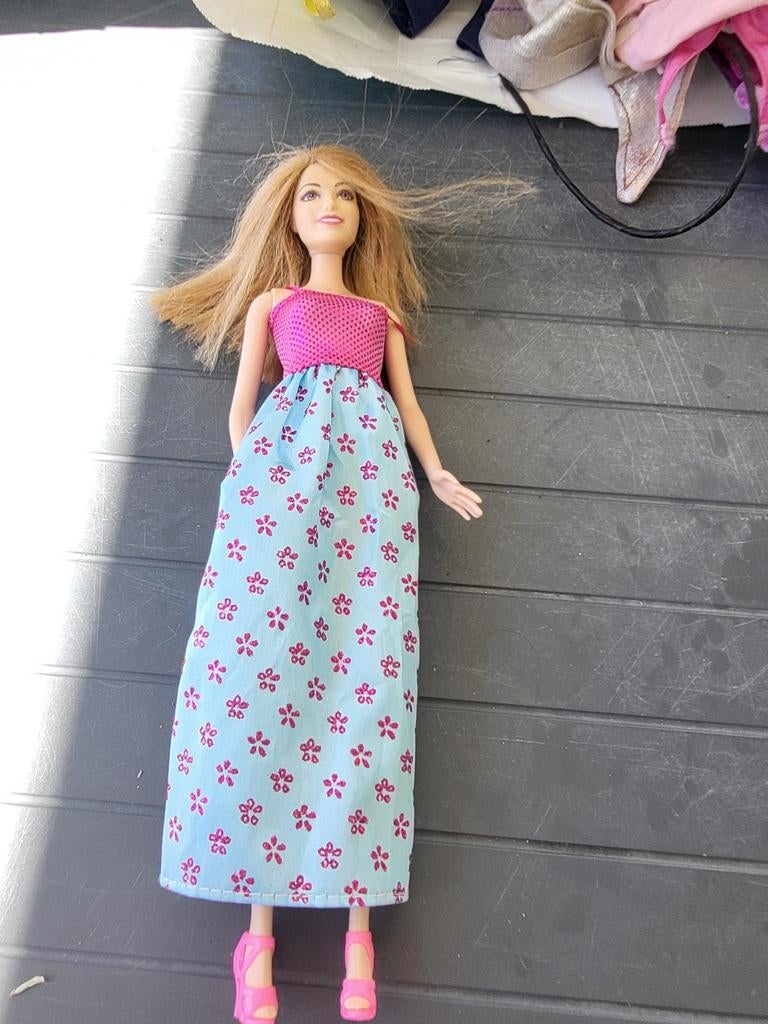 Barbie pop met lange blonde haren en jurk, Ophalen of Verzenden