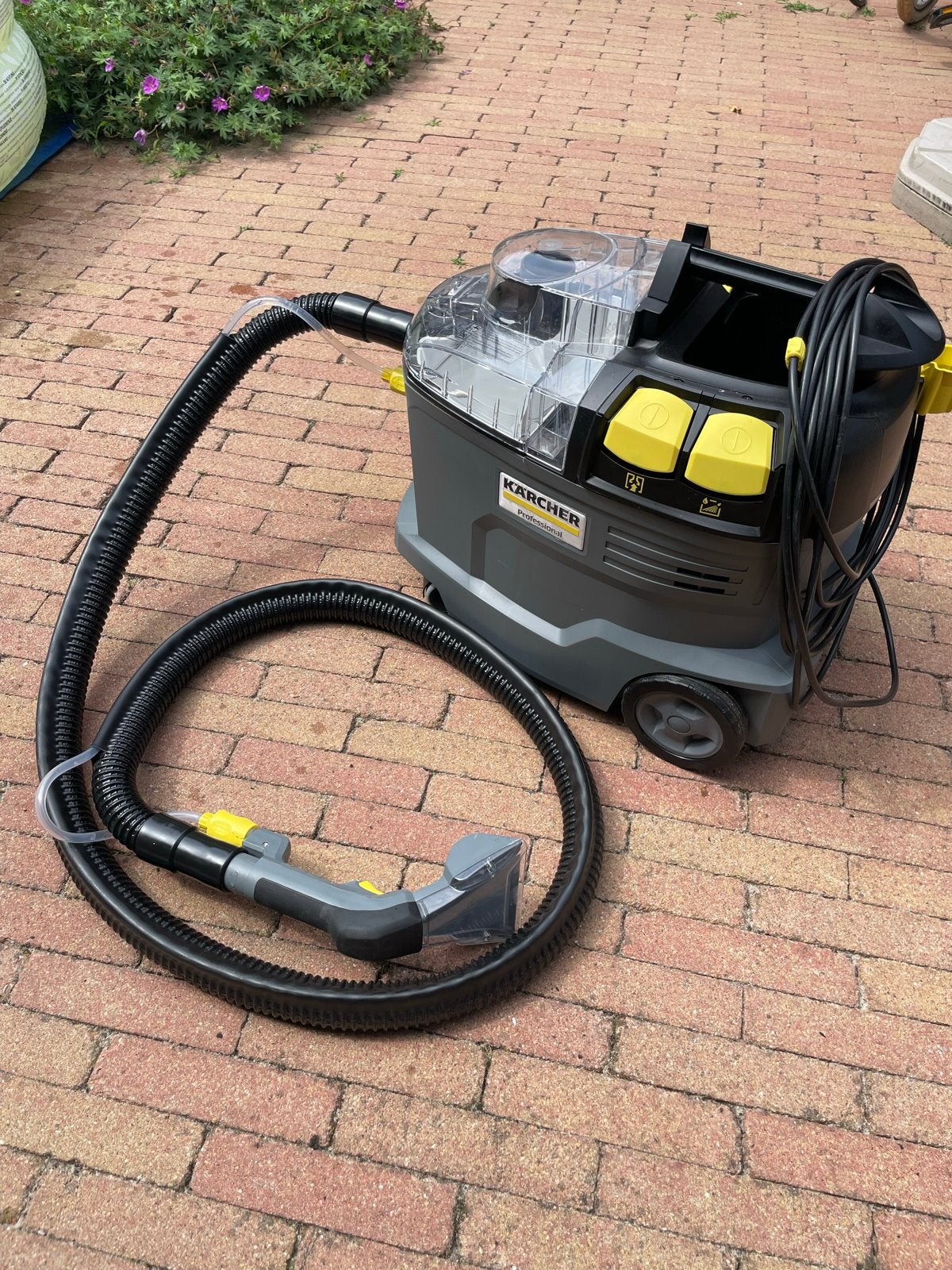 Kärcher Puzzi 8/1 Professional Spuitextractiereiniger, Inclusief accessoires, Kärcher, Zo goed als nieuw, Minder dan 1200 watt