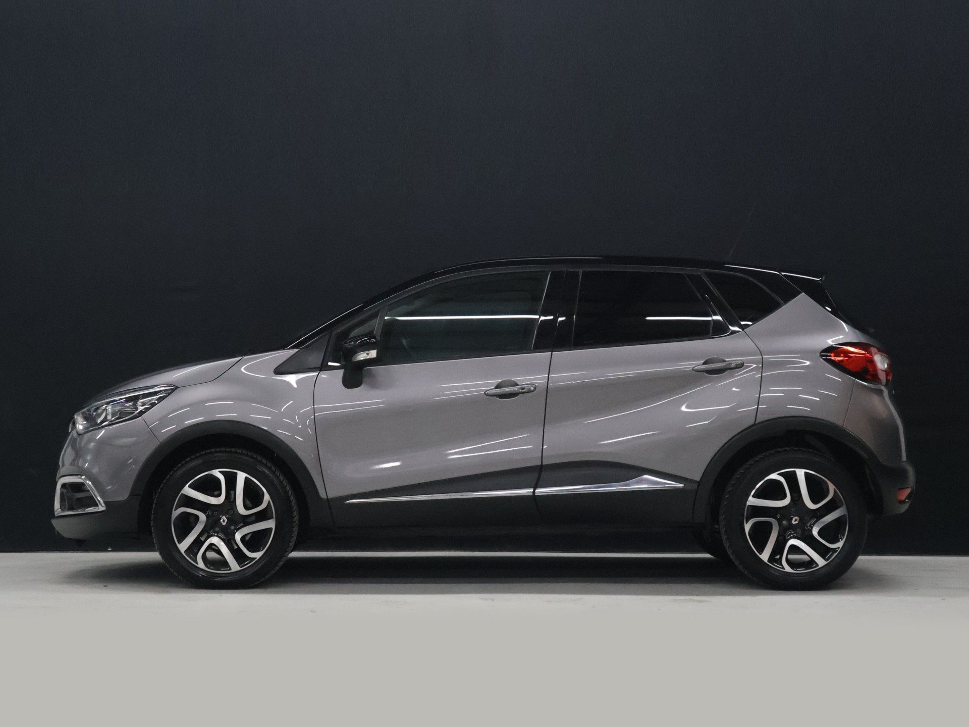 Renault Captur 1.2 TCe Dynamique [CAMERA, HALF LEDER, PDC AC, 4 cilinders, Leder en Stof, 49 €/maand, SUV of Terreinwagen