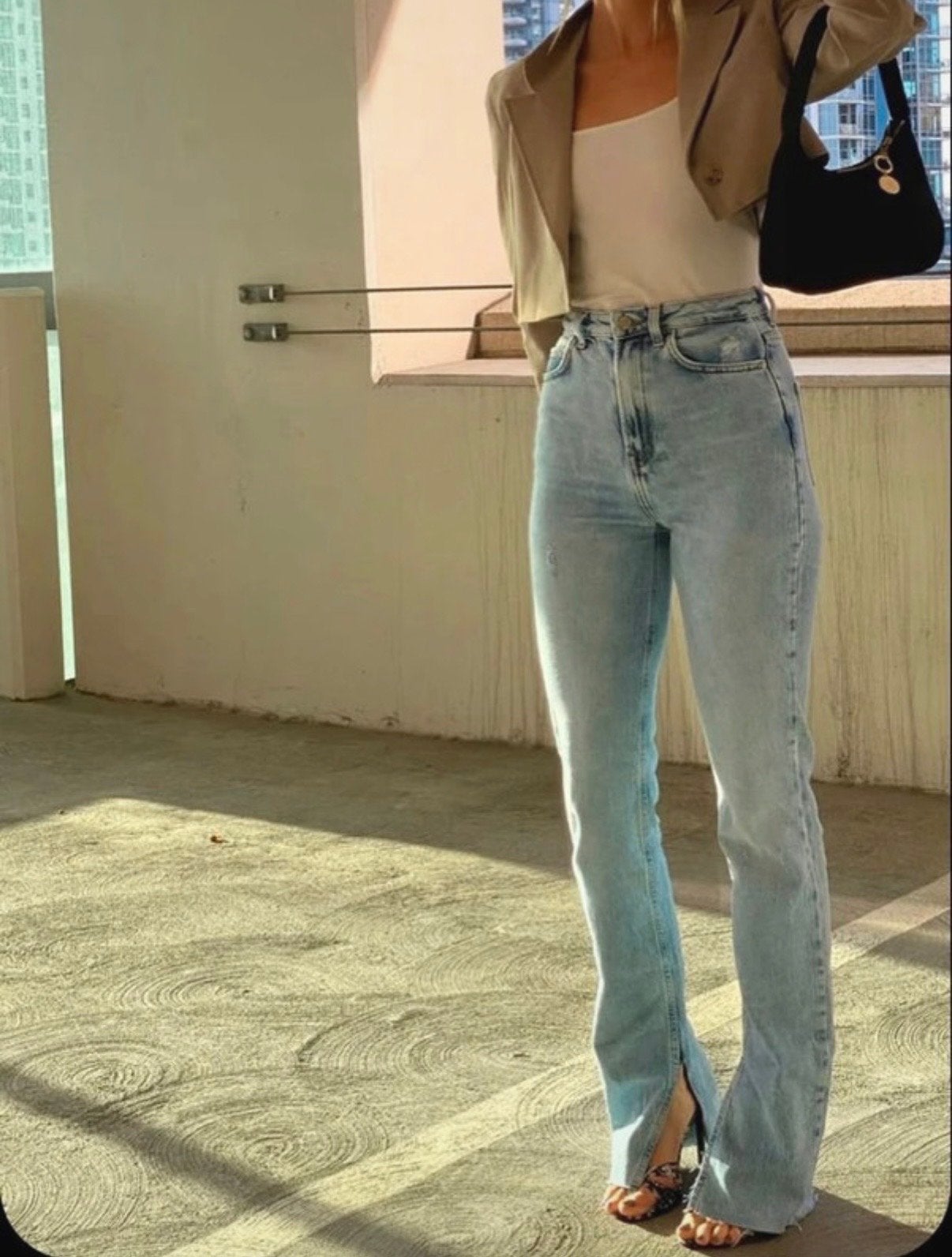 Zara Lichtblauwe flared jeans met split, Ophalen of Verzenden, Zo goed als nieuw, Blauw, Overige jeansmaten
