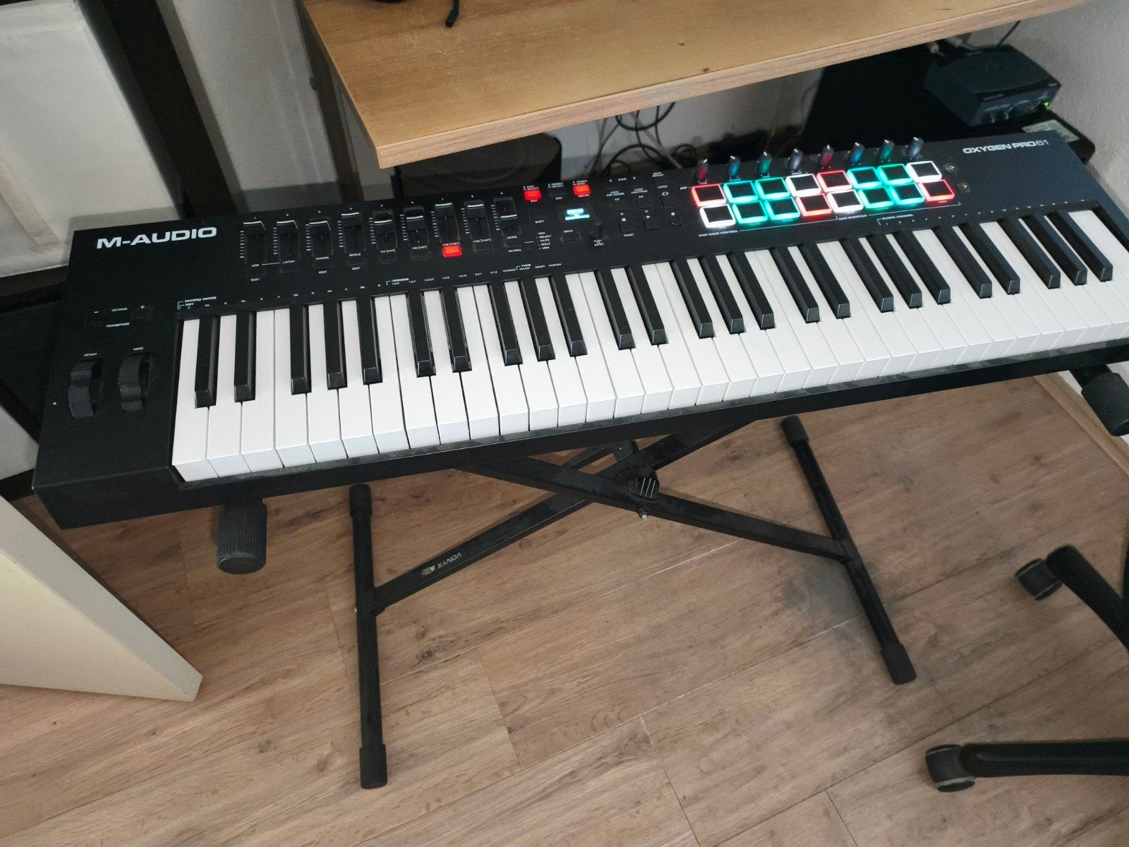 M-Audio Oxygen Pro 61 MIDI Keyboard met Vonyx stand en doos, 61 toetsen, Zo goed als nieuw, Aanslaggevoelig, Ophalen
