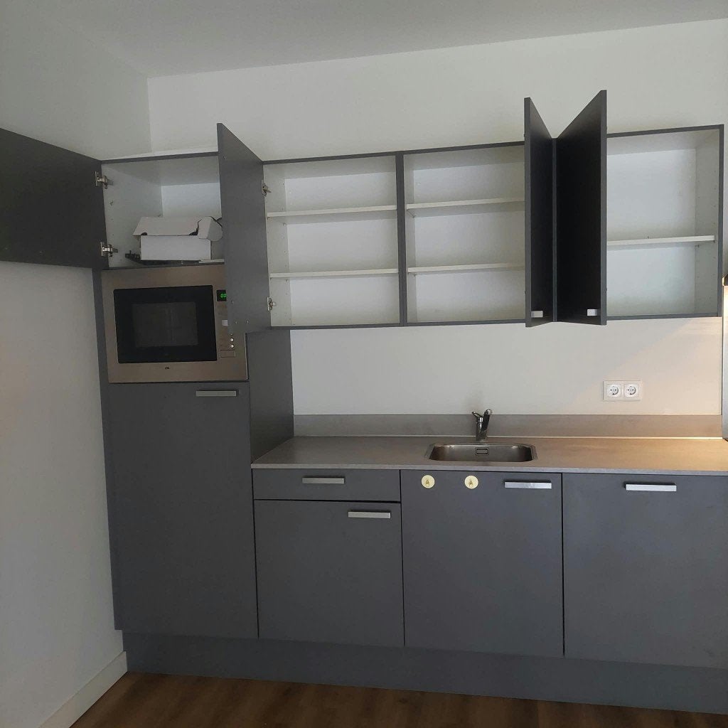 Moderne matgrijze rechte keuken+  apparatuur GEDEMONTEERD, Enkelwandige keuken, Ophalen of Verzenden, Zo goed als nieuw, Kunststof