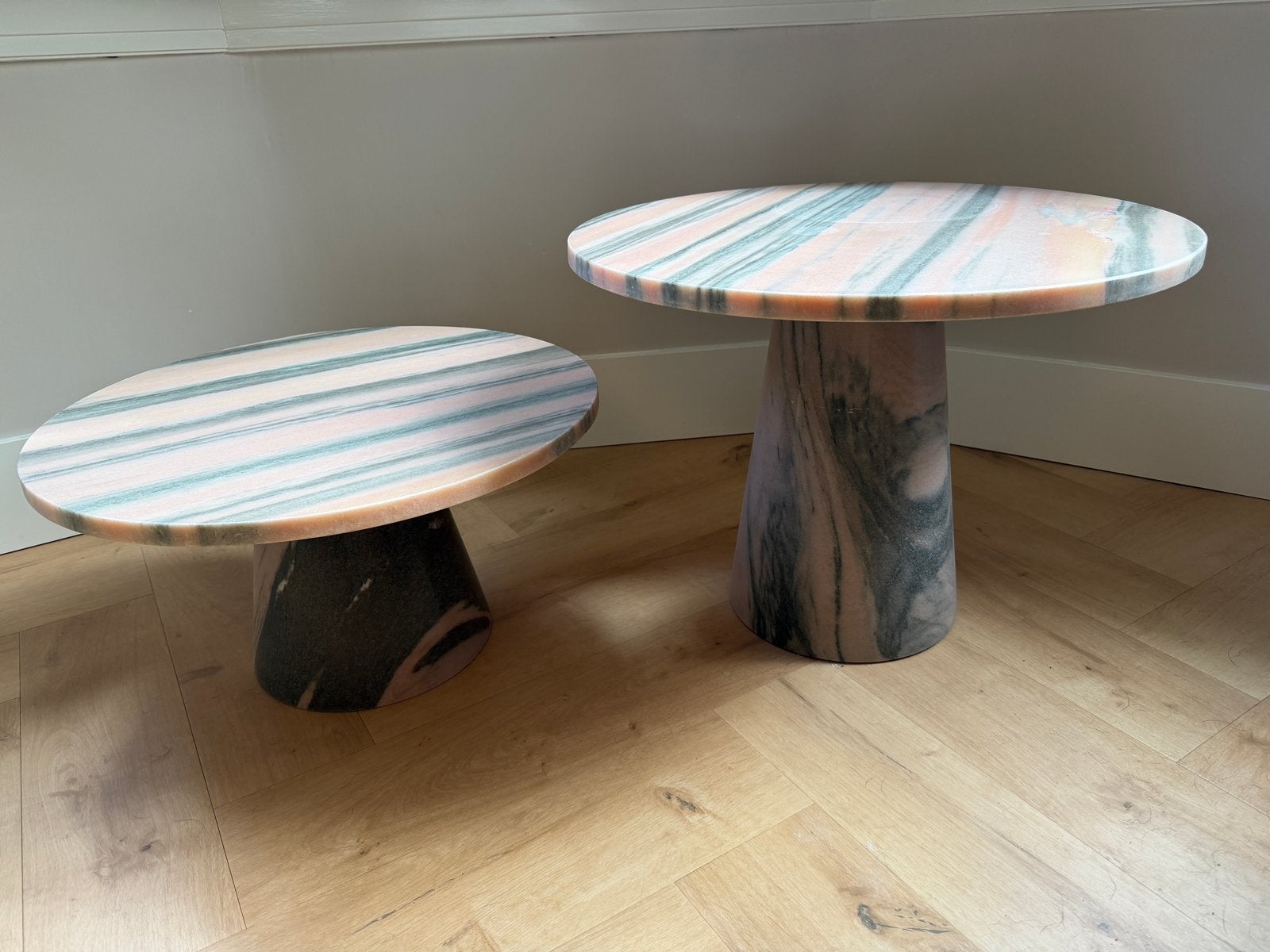 2 Carrara marmeren salontafels, roze-grijs gestreept, Huis en Inrichting, Ophalen, Overige materialen, Rond, 50 tot 100 cm
