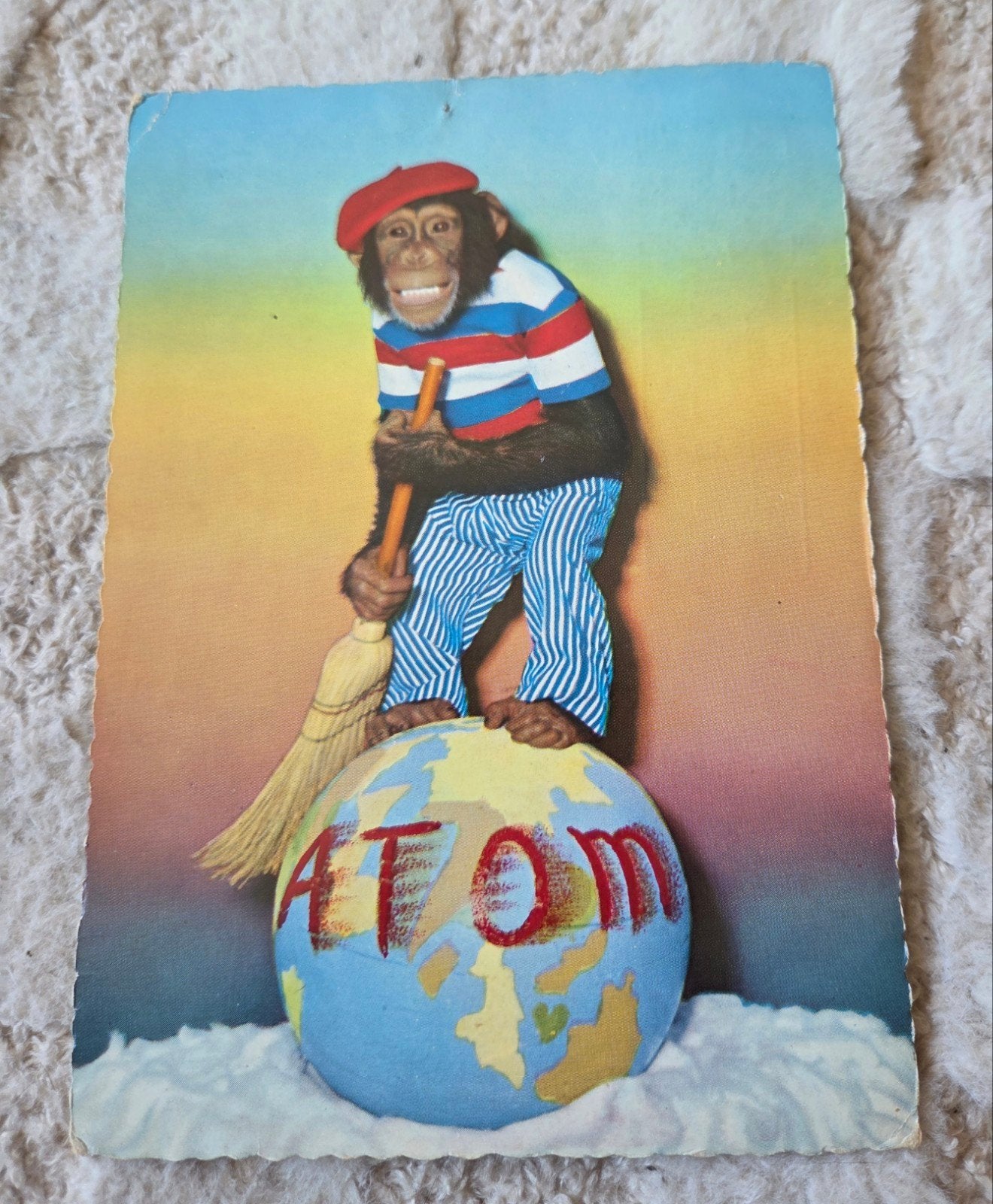 Vintage Ansichtkaart Aap met Bezem op 'Atom' Wereldbol, Verzenden, 1960 tot 1980, Gelopen, Kinderen