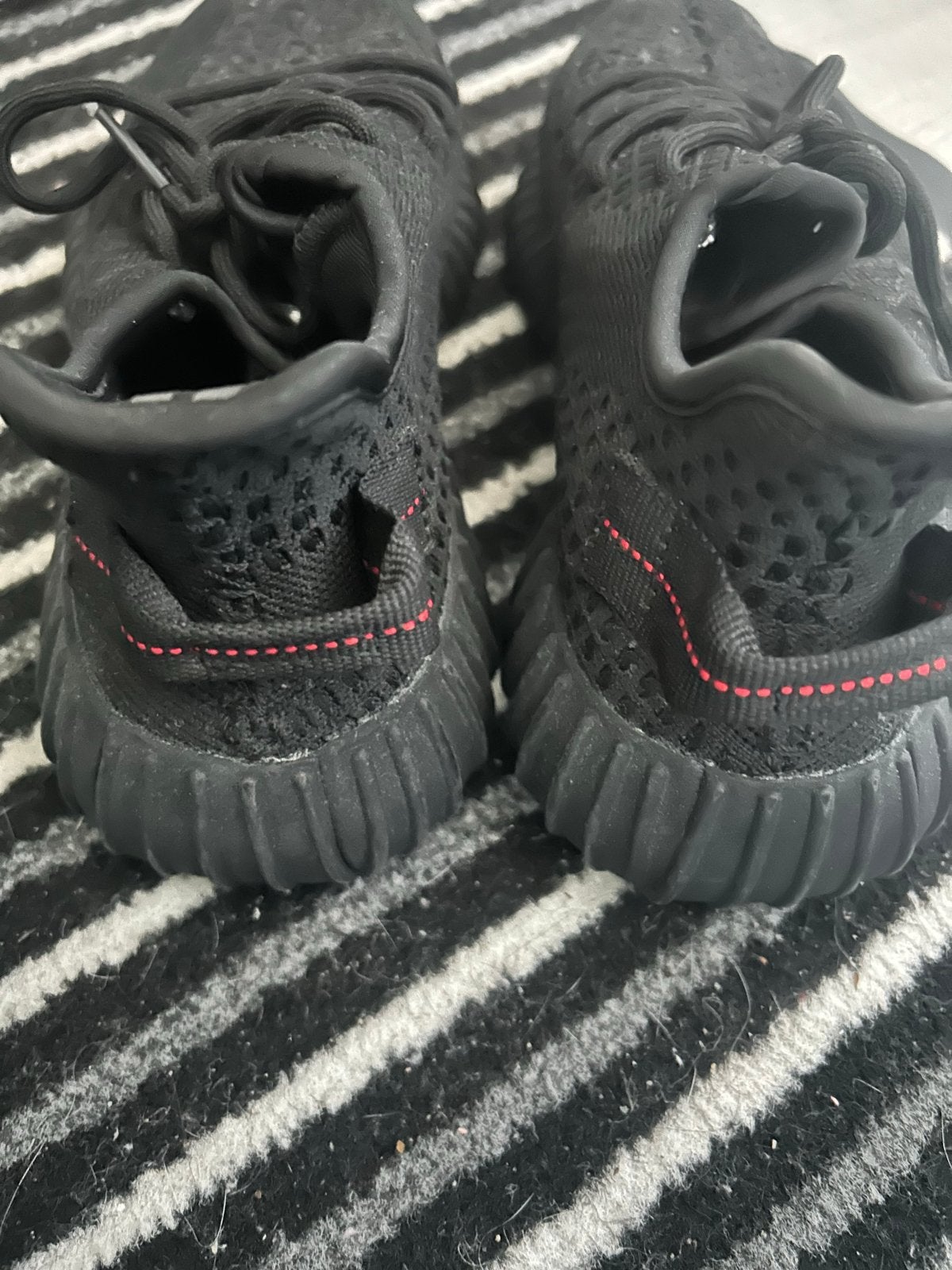 Adidas Yeezy Boost 350 V2 Core Black Red, Ophalen of Verzenden, Gedragen, Zwart, Sneakers of Gympen