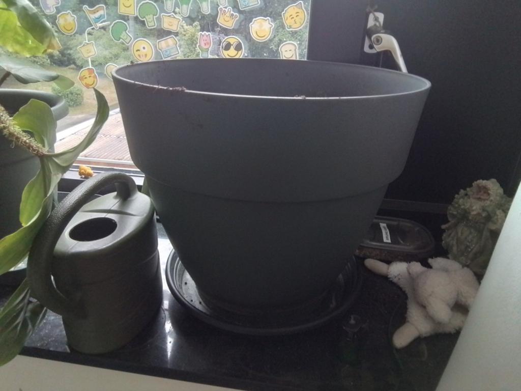 Grote grijze bloempot (exclusief gieter), Kunststof, Gebruikt, 40 tot 70 cm, Ophalen