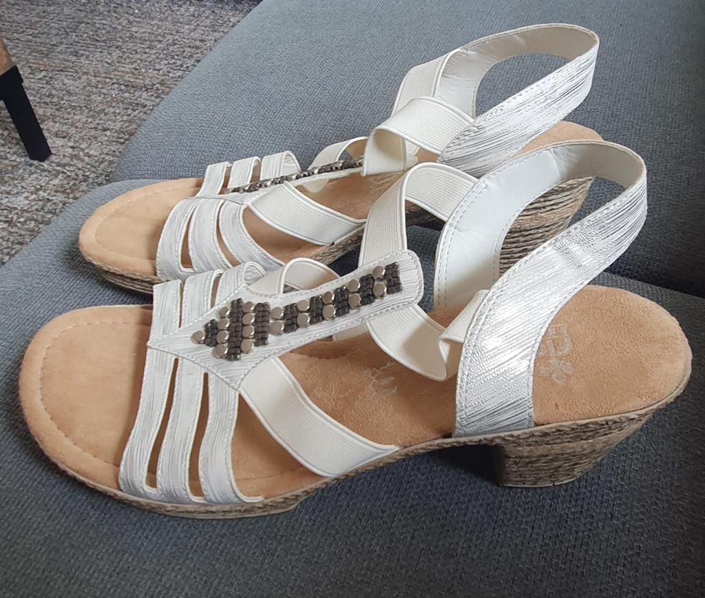 Wit / zilver Rieker sandalen maat 42 zgan, Wit, Zo goed als nieuw, Rieker, Sandalen of Muiltjes