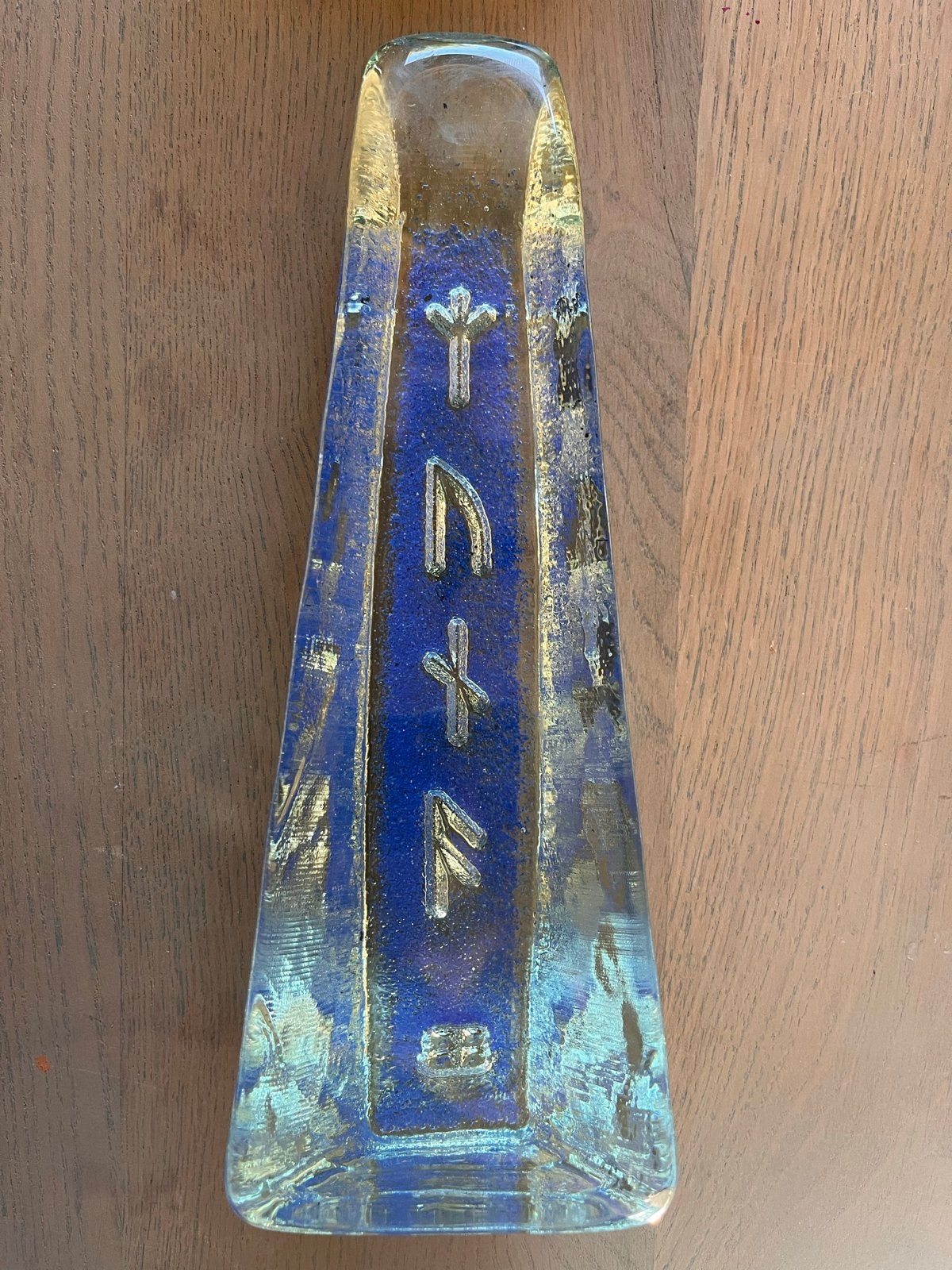 Glazen Bergdala Obelisk met blauwe Runen, Antiek en Kunst, Verzenden