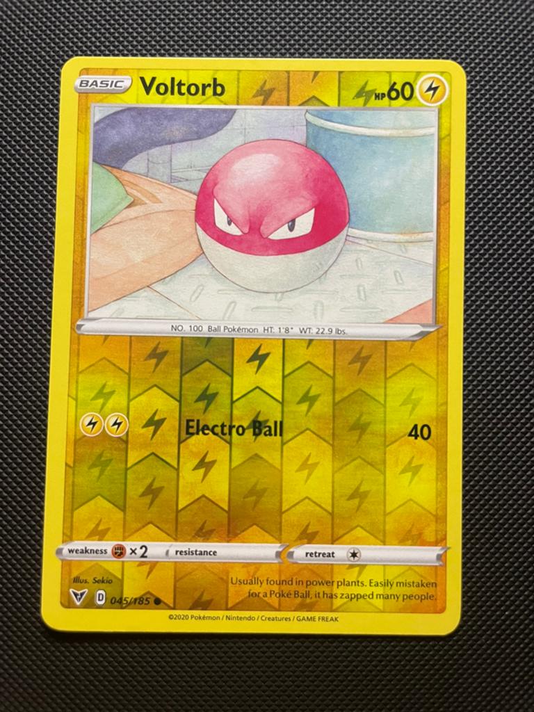 Voltorb 045/185 Reverse Holo Vivid Voltage Packfresh, Hobby en Vrije tijd, Verzamelkaartspellen | Pokémon, Ophalen of Verzenden