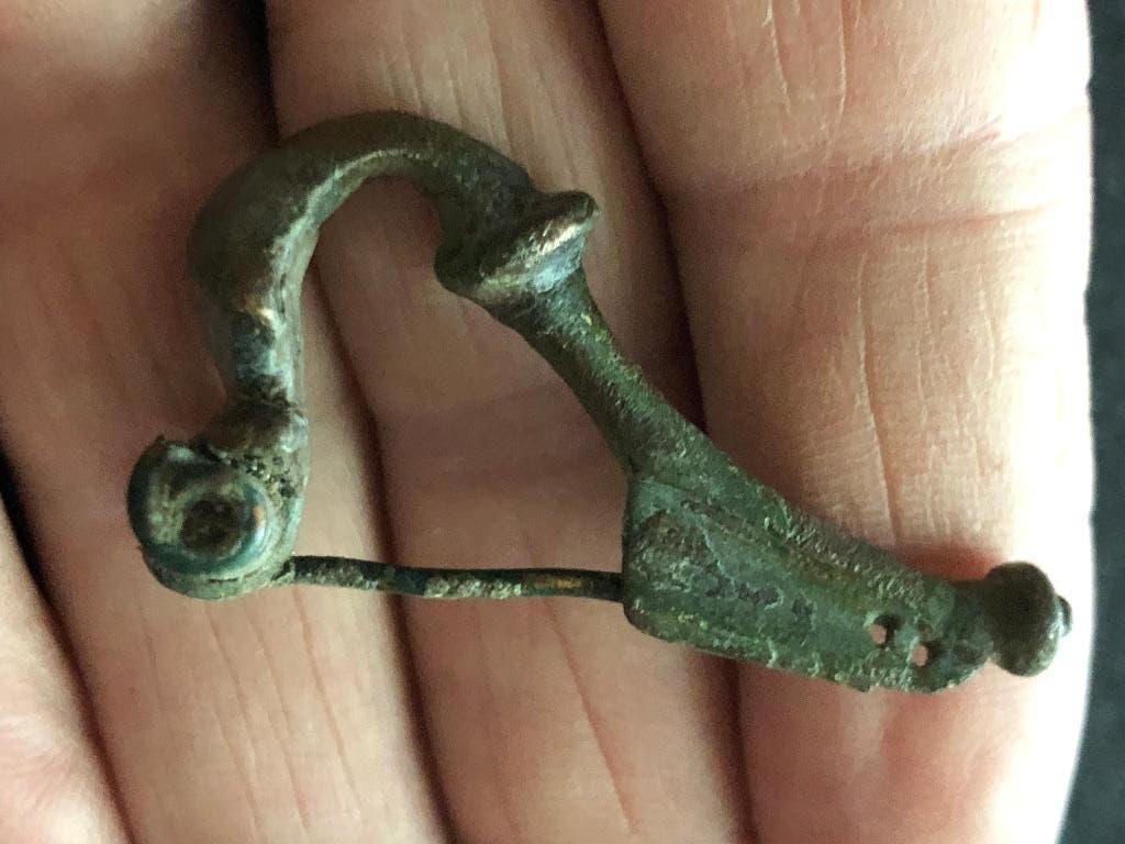 ROMEINSE Knie FIBULA mantelspeld bodemvondst apart GAATJES !, Ophalen of Verzenden
