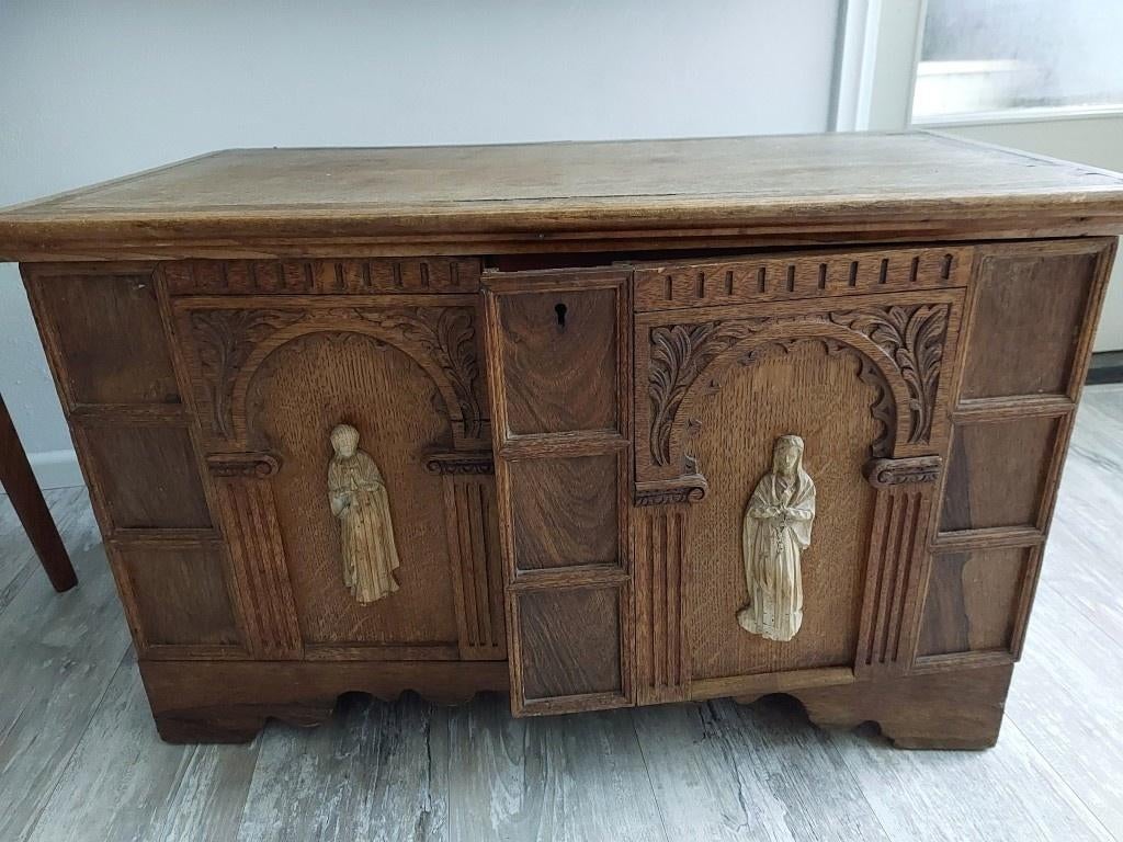 Antiek eiken kist met bijbelse figuren in houtsnijwerk, Antiek en Kunst, Ophalen