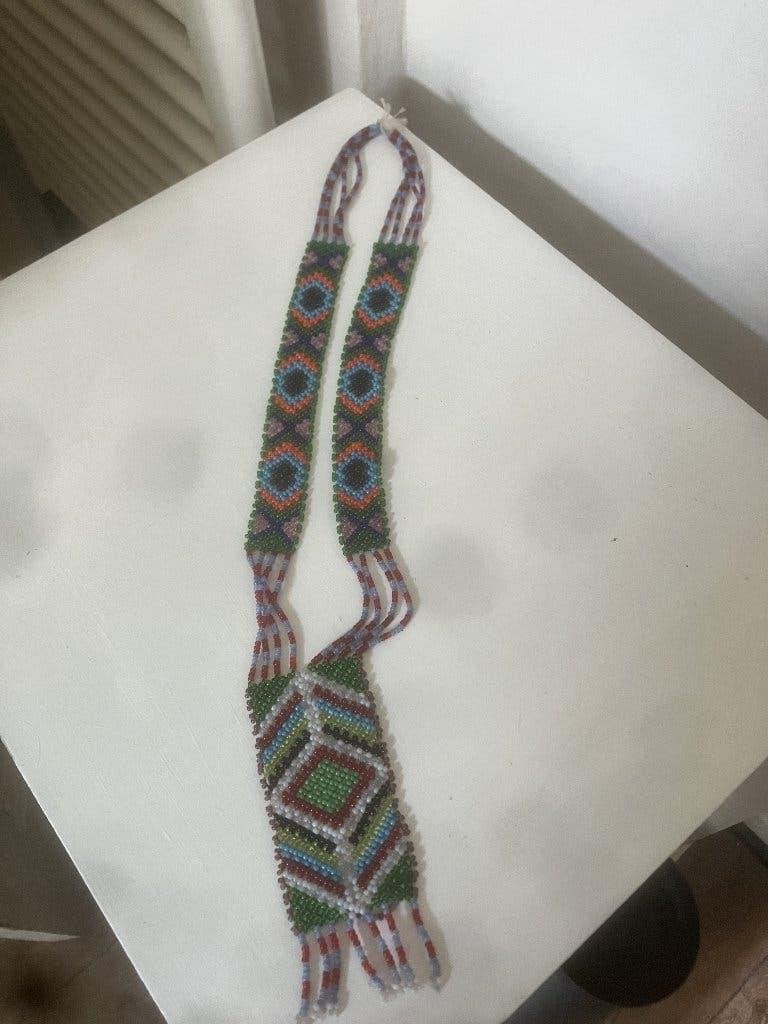 Inheemse ketting met traditionele geometrische motieven, Ophalen of Verzenden, Zo goed als nieuw, Overige kleuren, Overige materialen