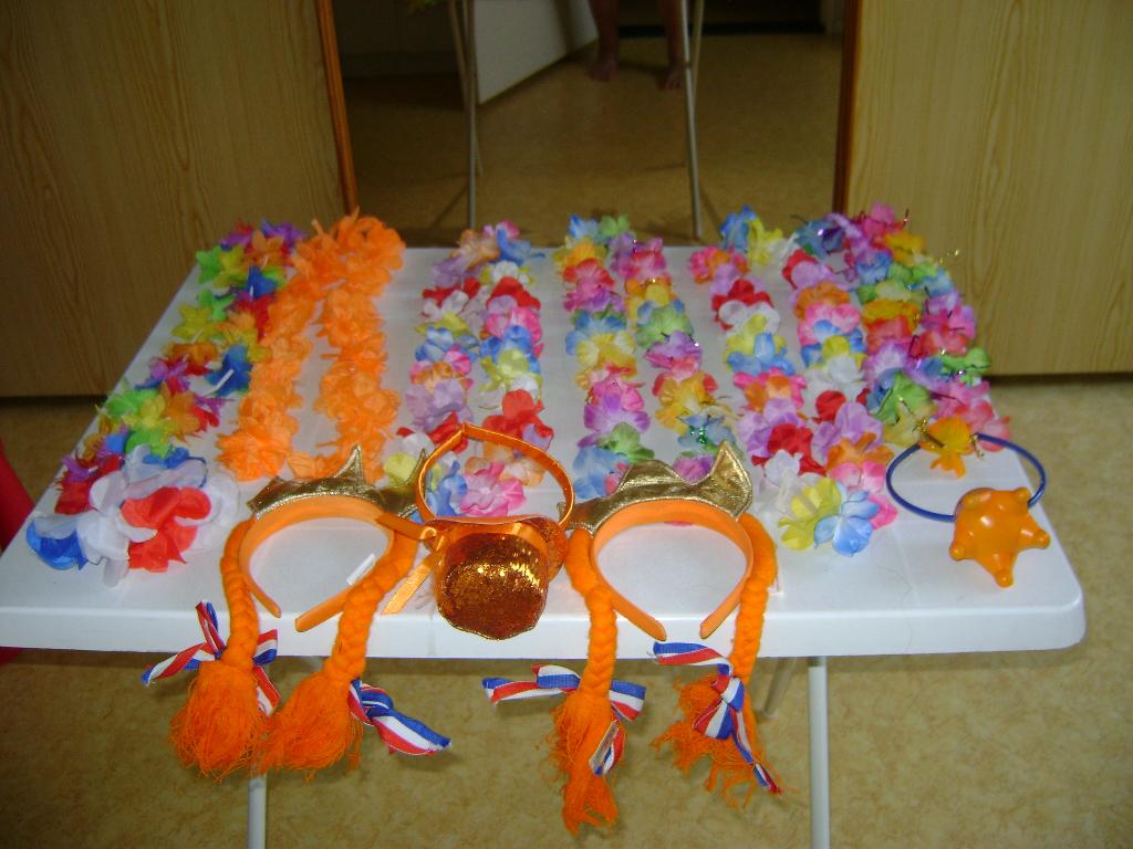11del oranje verkleed diadeems met vlechten hoedje kroon boa, Kleding | Dames, Carnavalskleding en Feestkleding, Maat 38/40 (M)
