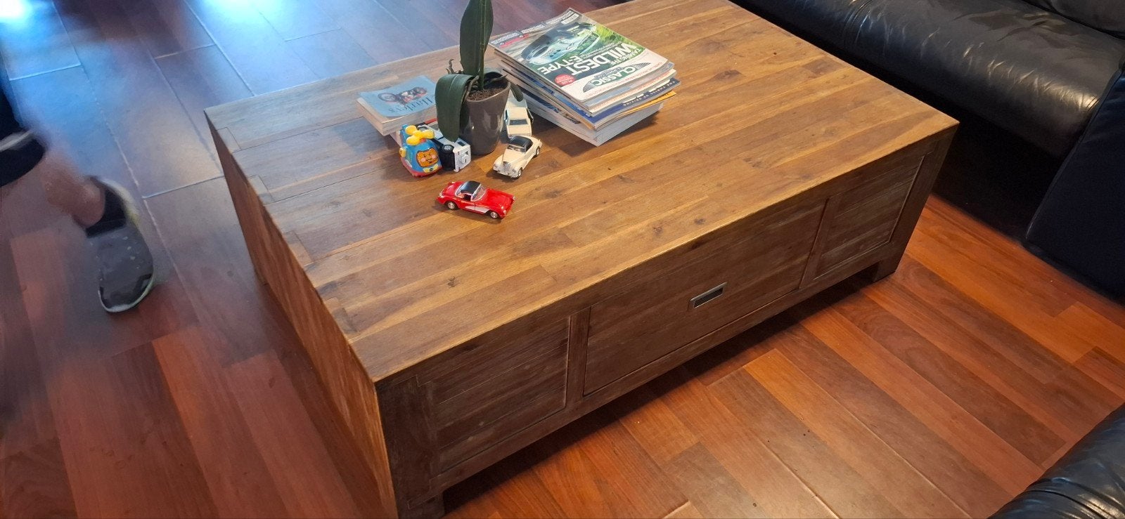 Leren banken en houten salontafel, Huis en Inrichting, Banken | Bankstellen, Ophalen, Gebruikt, Klassiek, Robuust, Tweepersoons
