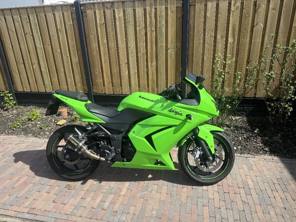 Kawasaki Ninja 250 R Akrapovič (A2), Motoren, 2 cilinders, Sportuitlaat, Minimaal motorrijbewijs A2, 12 t/m 35 kW