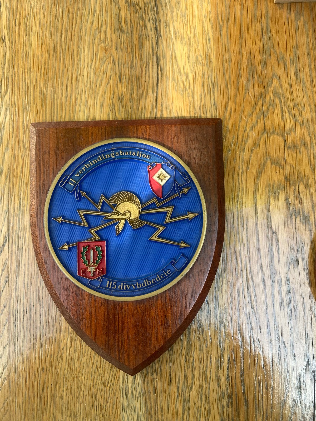 Militaire emblemen: 115 Div Verbindingsbataljon & 19 Afd VA, Ophalen of Verzenden, Landmacht, Nederland, Embleem of Badge