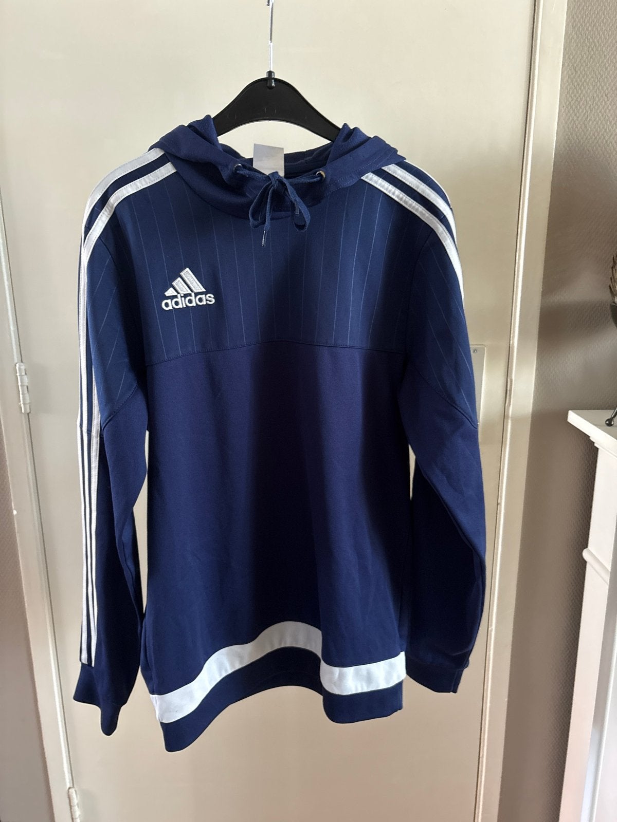 Adidas hoodie maat XS - Donkerblauw met witte strepen, Kleding | Heren, Ophalen of Verzenden, Gedragen, Blauw