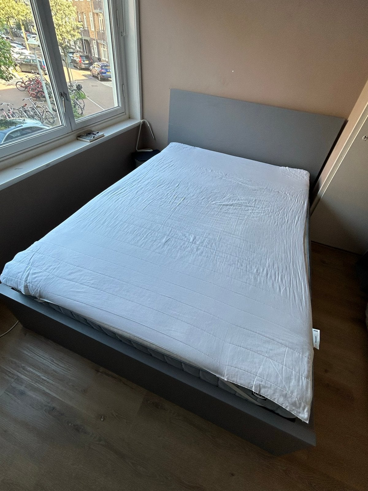 IKEA MALM Bedframe: hoog, met 2 bedlades, grijs. 140x200 cm, Huis en Inrichting, Ophalen, Tweepersoons, 140 cm, Zo goed als nieuw