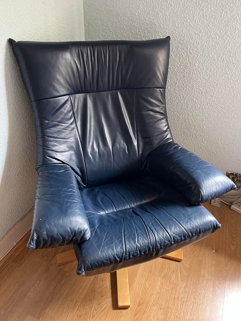 Comfortabele donkerblauwe leren fauteuil, Ophalen, Gebruikt, Leer, 75 tot 100 cm