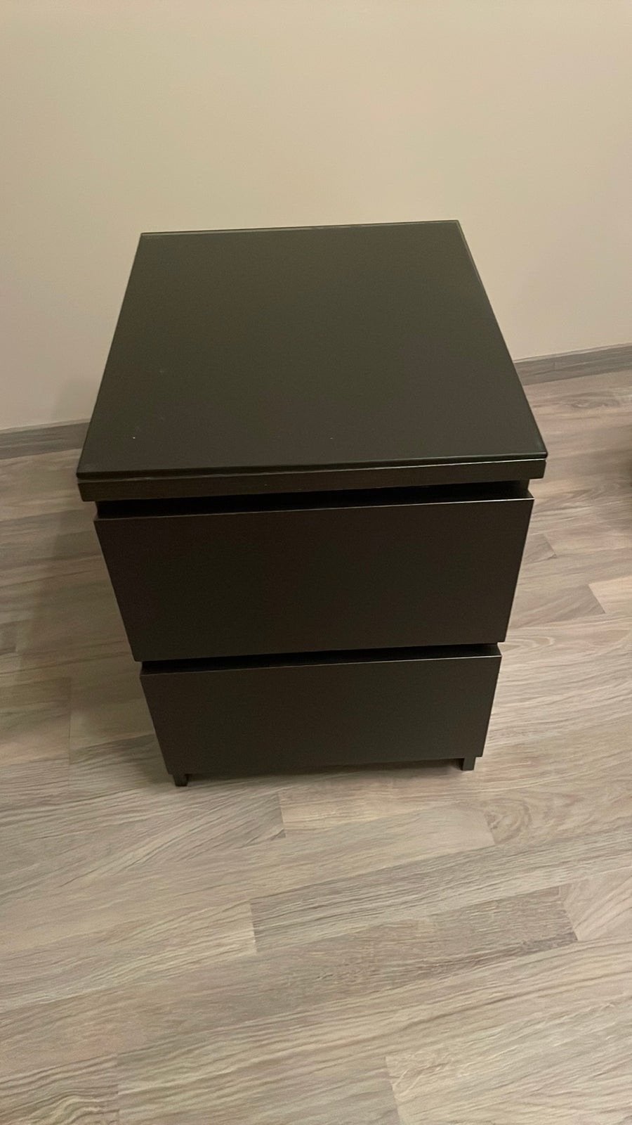 Ikea - zwartbruin nachtkastje 2 lades en glasplaat - 2 stuks, Ophalen, Minder dan 50 cm, Gebruikt, 1 of 2 laden