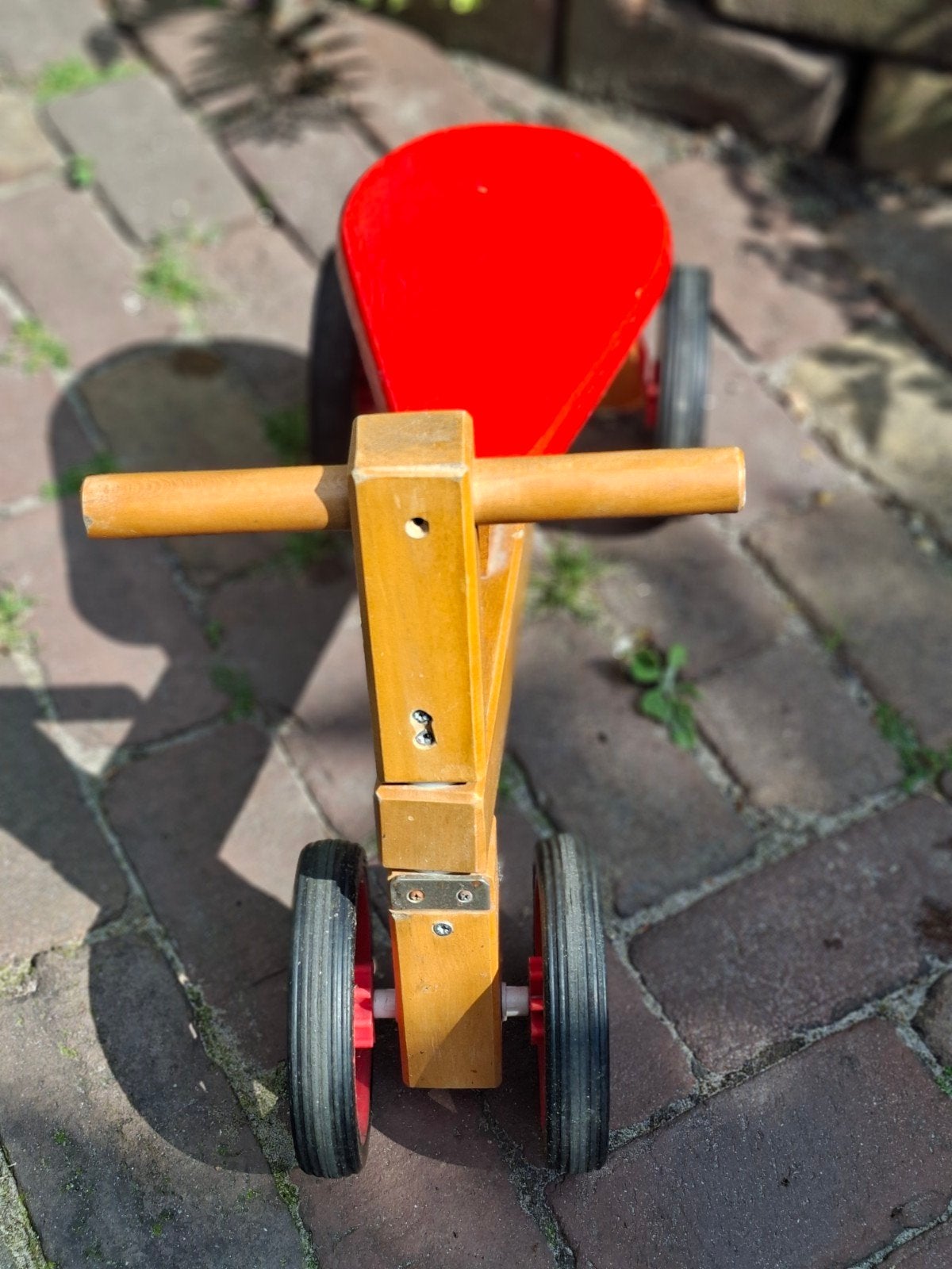Houten loopfiets met rode zitting, Kinderen en Baby's, Speelgoed | Buiten | Voertuigen en Loopfietsen, Ophalen, Gebruikt, Loopfiets