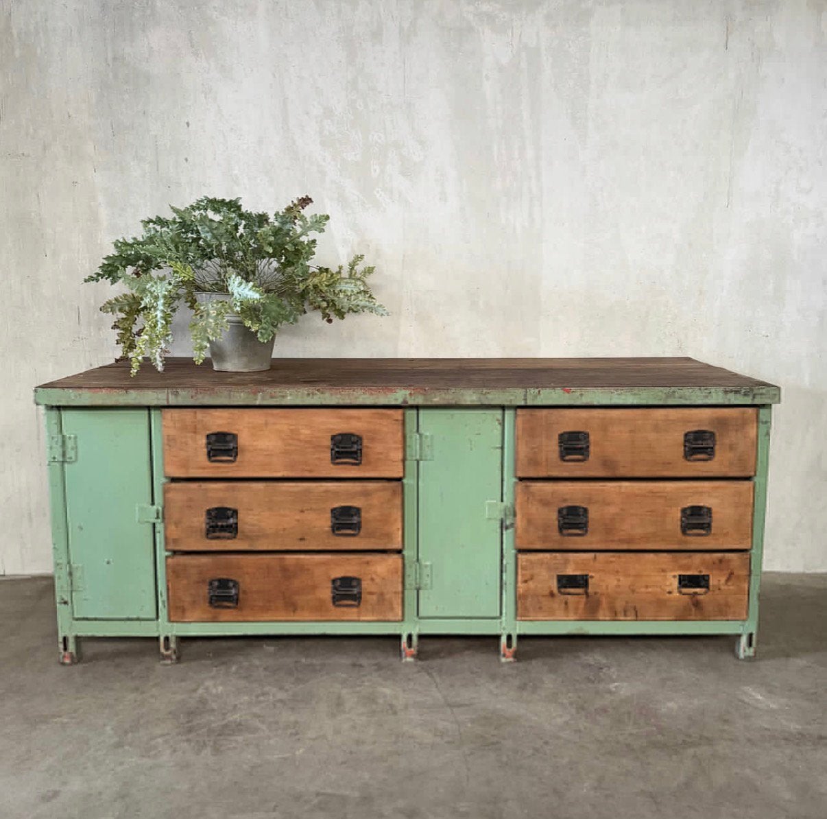 Oude werkbank, toonbank, dressoir, vintage ladekast, kast, Huis en Inrichting, Ophalen, Zo goed als nieuw, 25 tot 50 cm