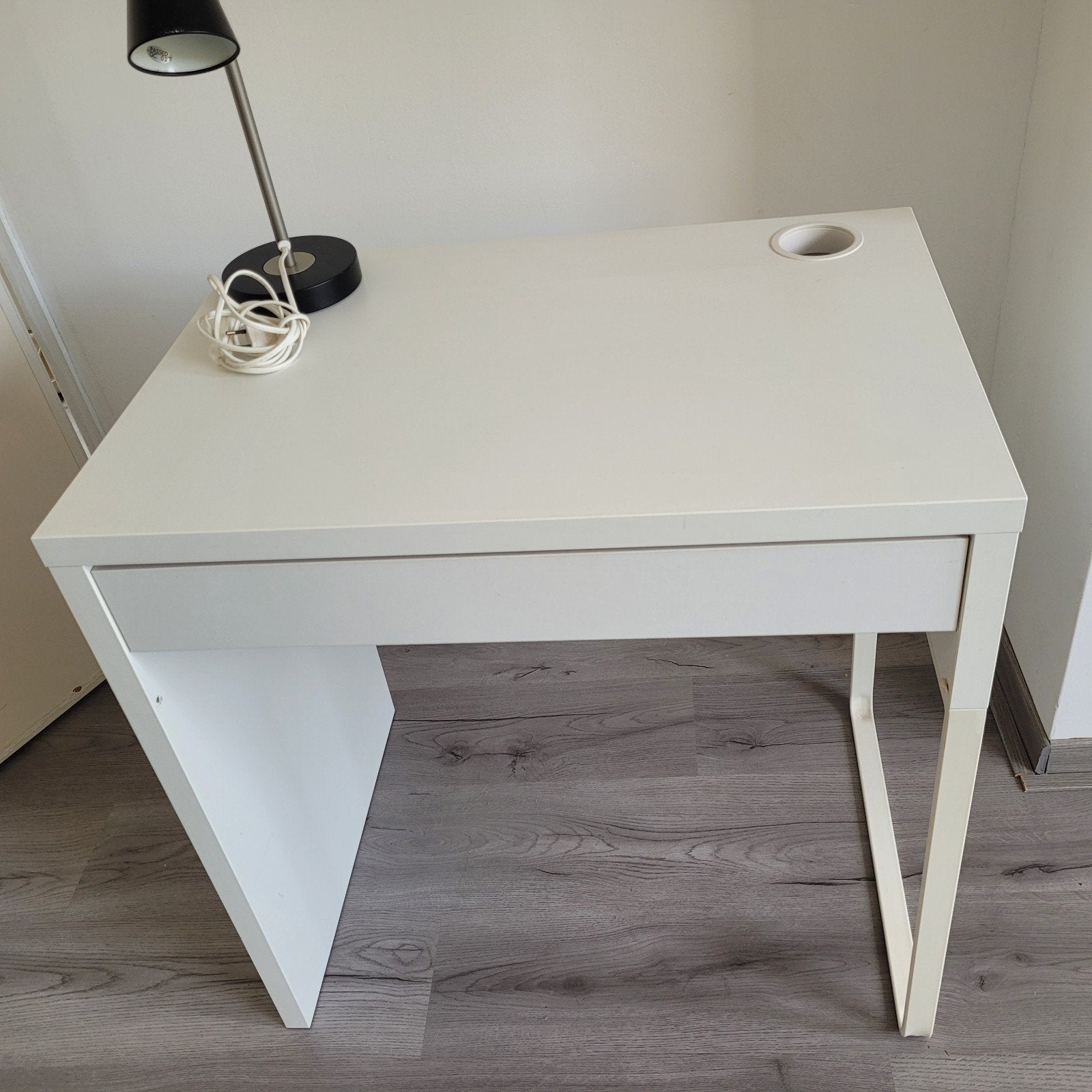 bureau met lade + bureaulamp – nette staat, Ophalen, Gebruikt