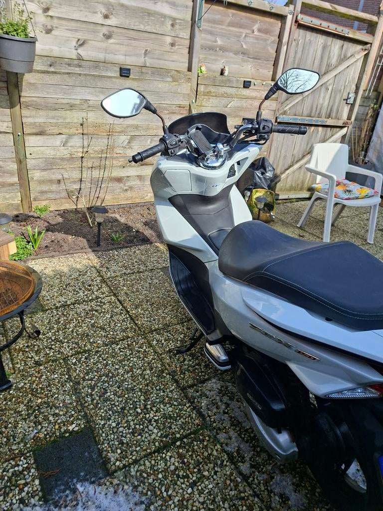 Honda pcx 150. Vaste meeneem prijs 1500 euro., Motoren, Scooter, 150 cc, 1 cilinder