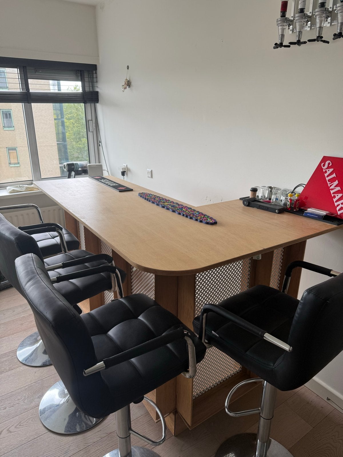 Complete thuisbar met 4 barstoelen en drankdispenser, Ophalen, Gebruikt, Inclusief barstoelen