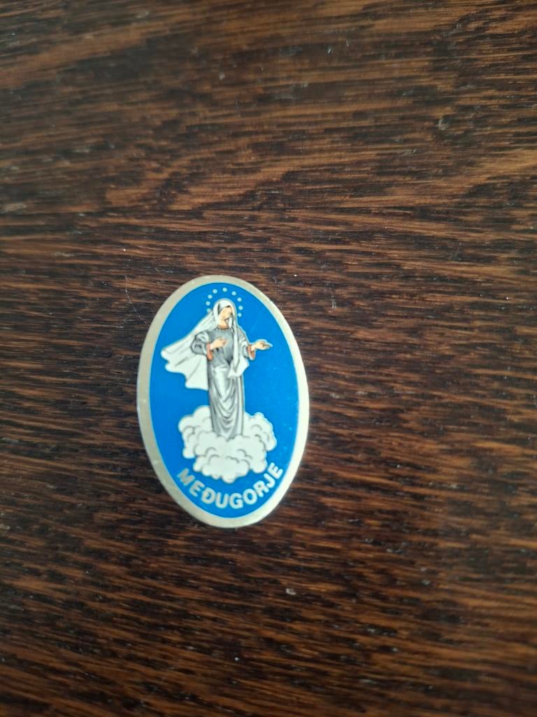Emaille speldje Heilige Maria Medugorje, Verzamelen, Religie, Gebruikt, Christendom | Katholiek, Sieraad, Ophalen of Verzenden