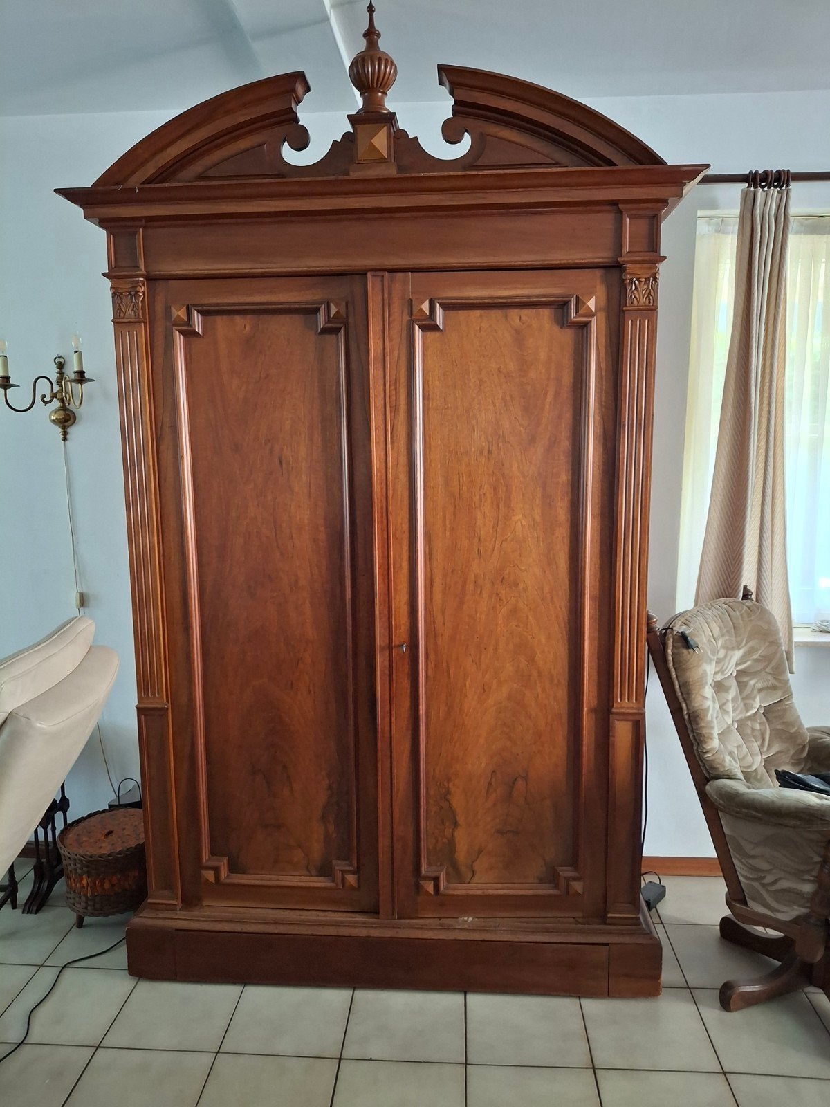 Antieke kast., Ophalen