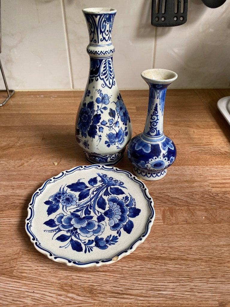 Delfts Blauw vaasjes en schotel - Handgeschilderd, Antiek en Kunst, Antiek | Keramiek en Aardewerk, Ophalen of Verzenden